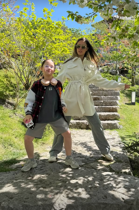 Агата Муцениеце с дочерью Мией на отдыхе в Крыму. Инстаграм* @agataagata