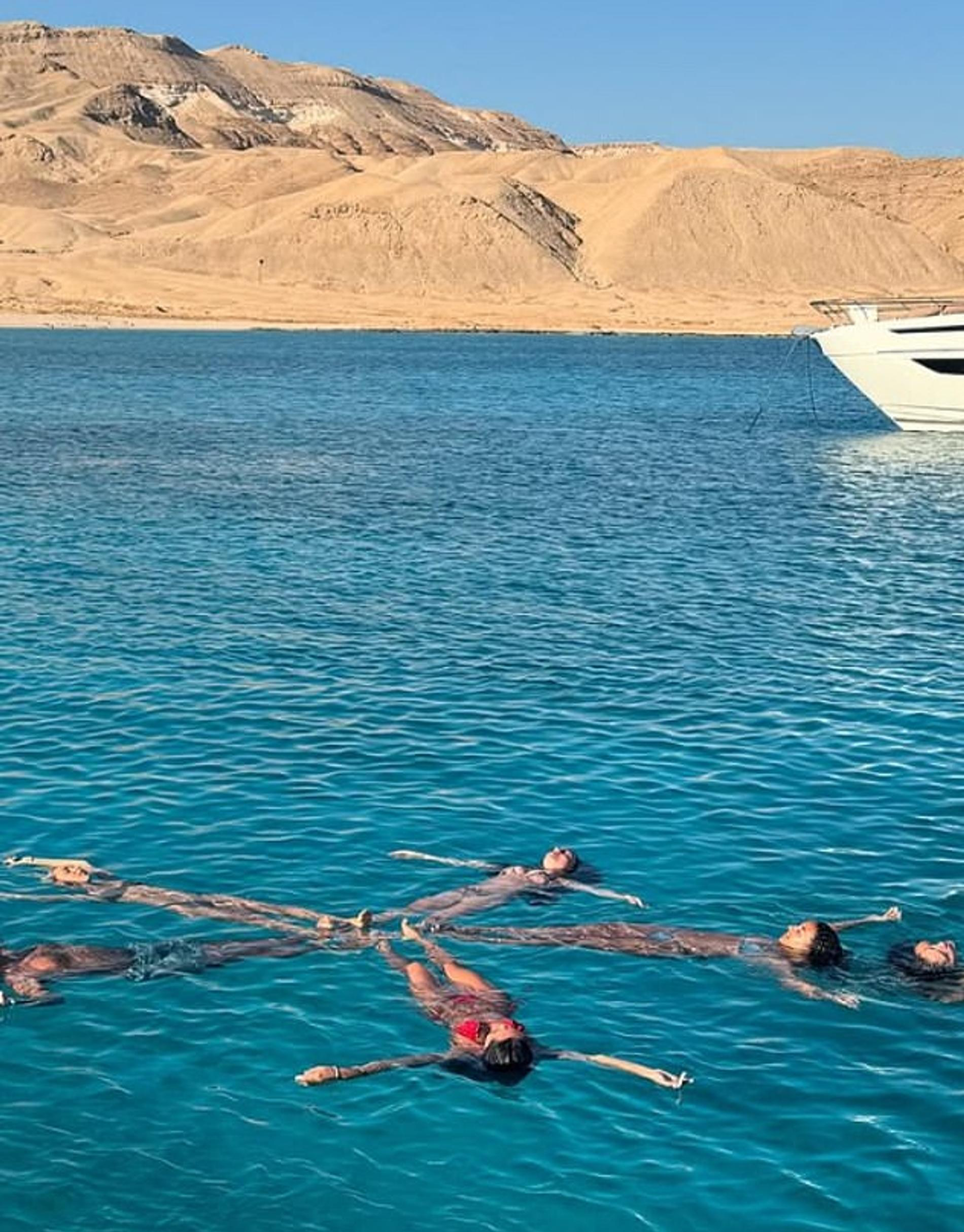 Айрис Лоу c Ким Тернбулл и друзьям. Фото: Инстаграм* @irislaw