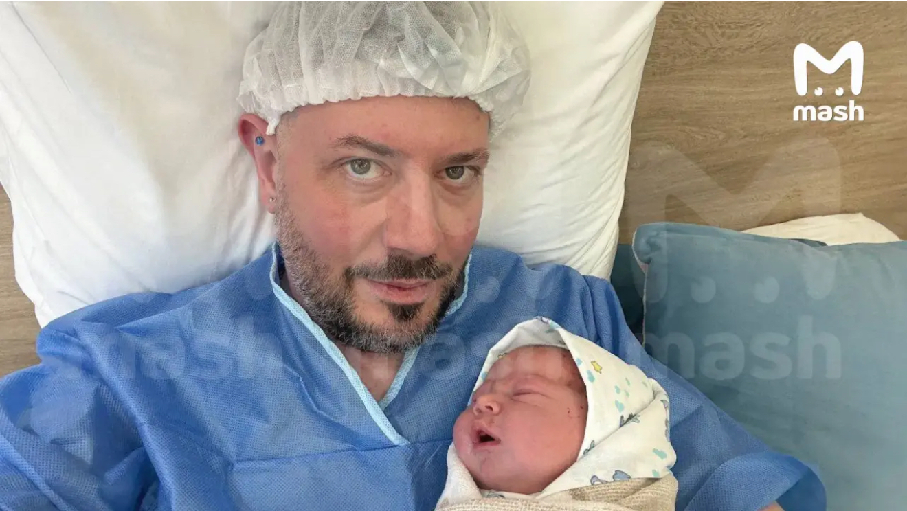 Артемий Лебедев с новорождённой дочерью. Фото: Mash