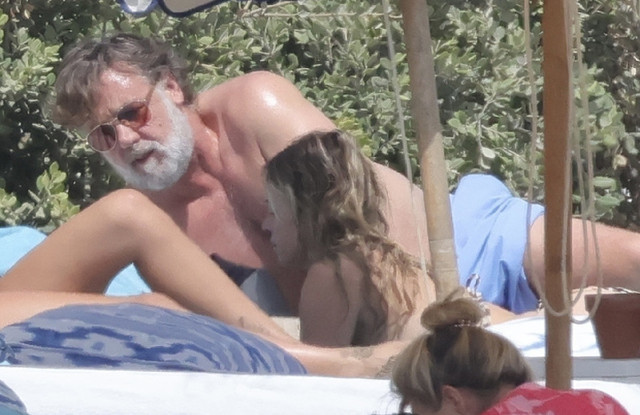 Рассел Кроу и Бритни Терри на пляже. Скриншот: DailyMail