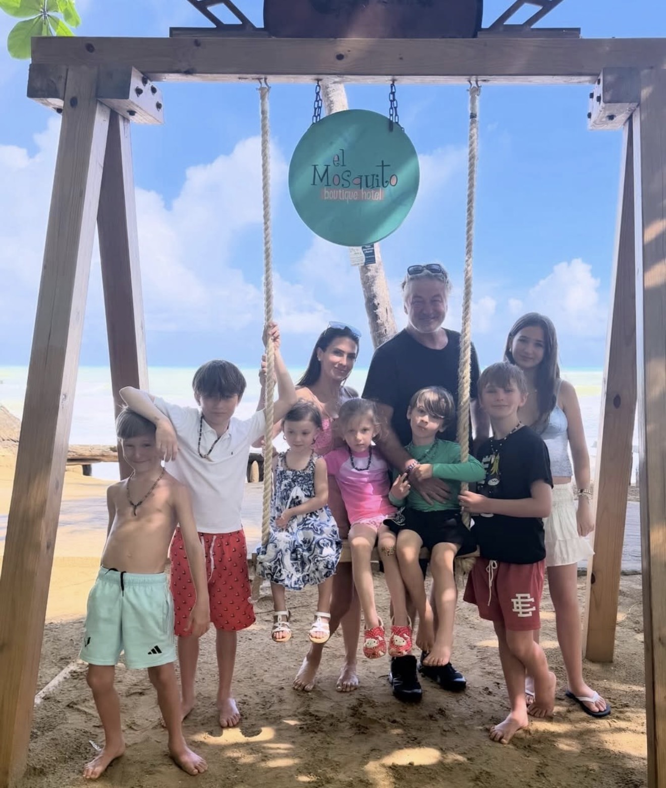 Алек Болдуин с семьей. Фото: Соцсети Хиларии Болдуин