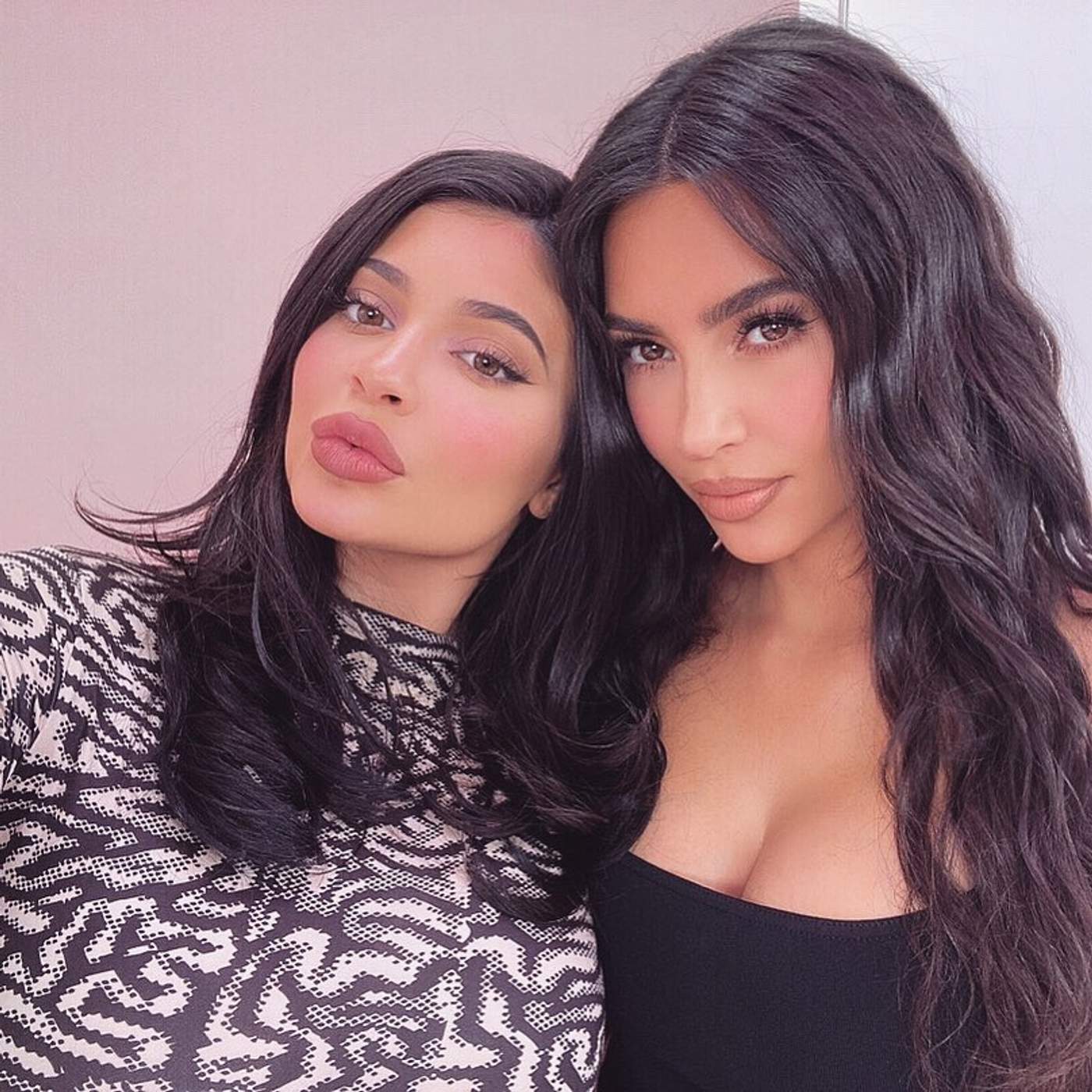 Кайли Дженнер и Ким Кардашьян
Фото Instagram @kimkardashian