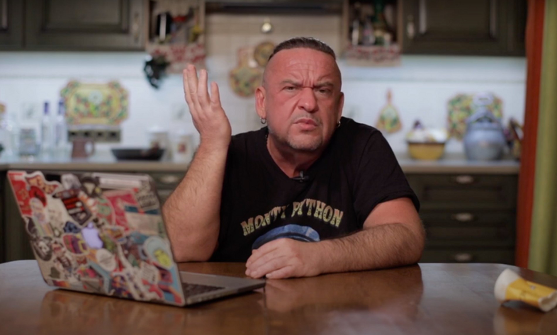 Кадр из шоу Морозова на Ютубе