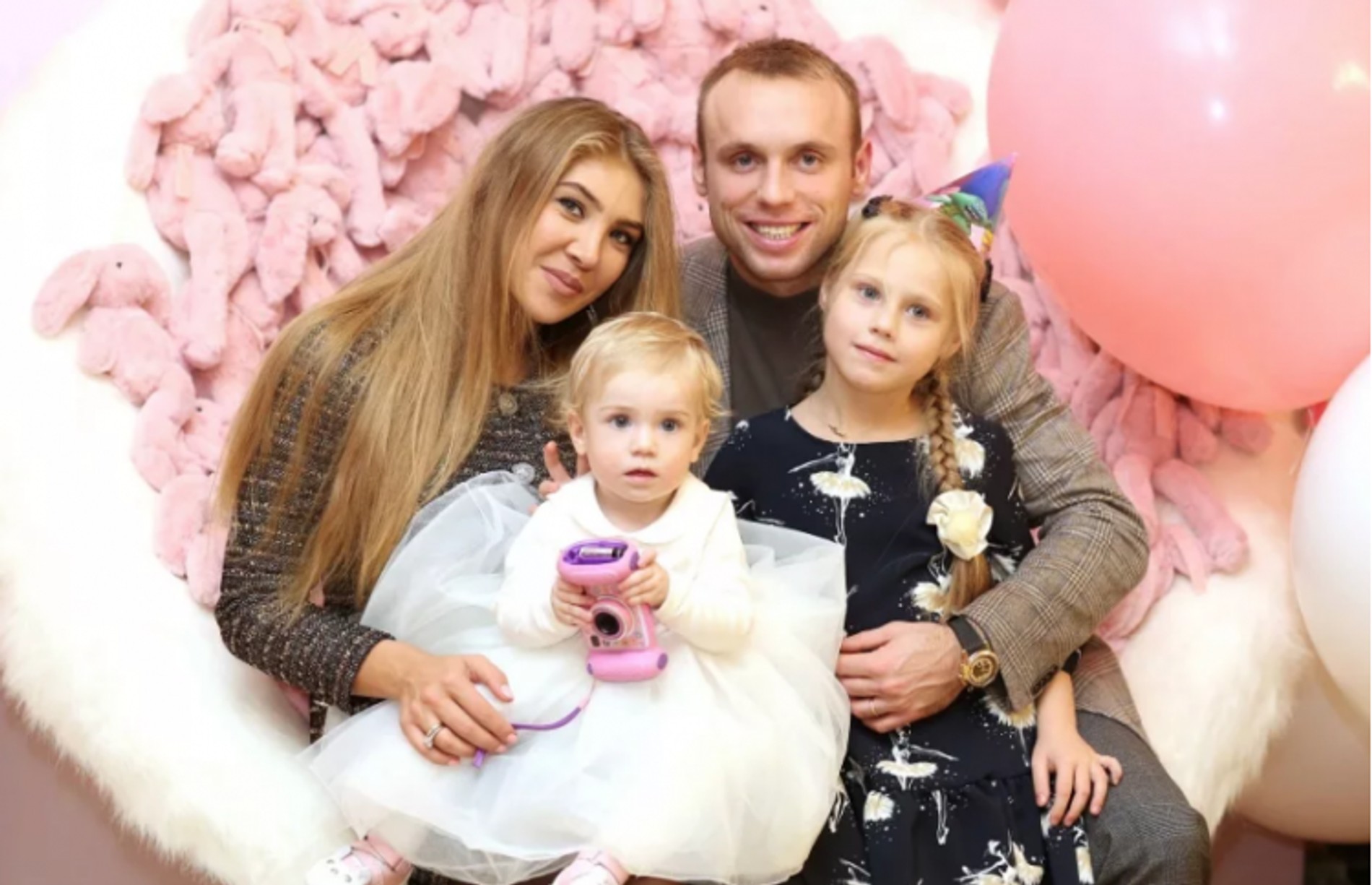 Денис Глушаков с супругой Дарьей и дочерьми — Валерией и Александрой.
Фото: Социальные сети