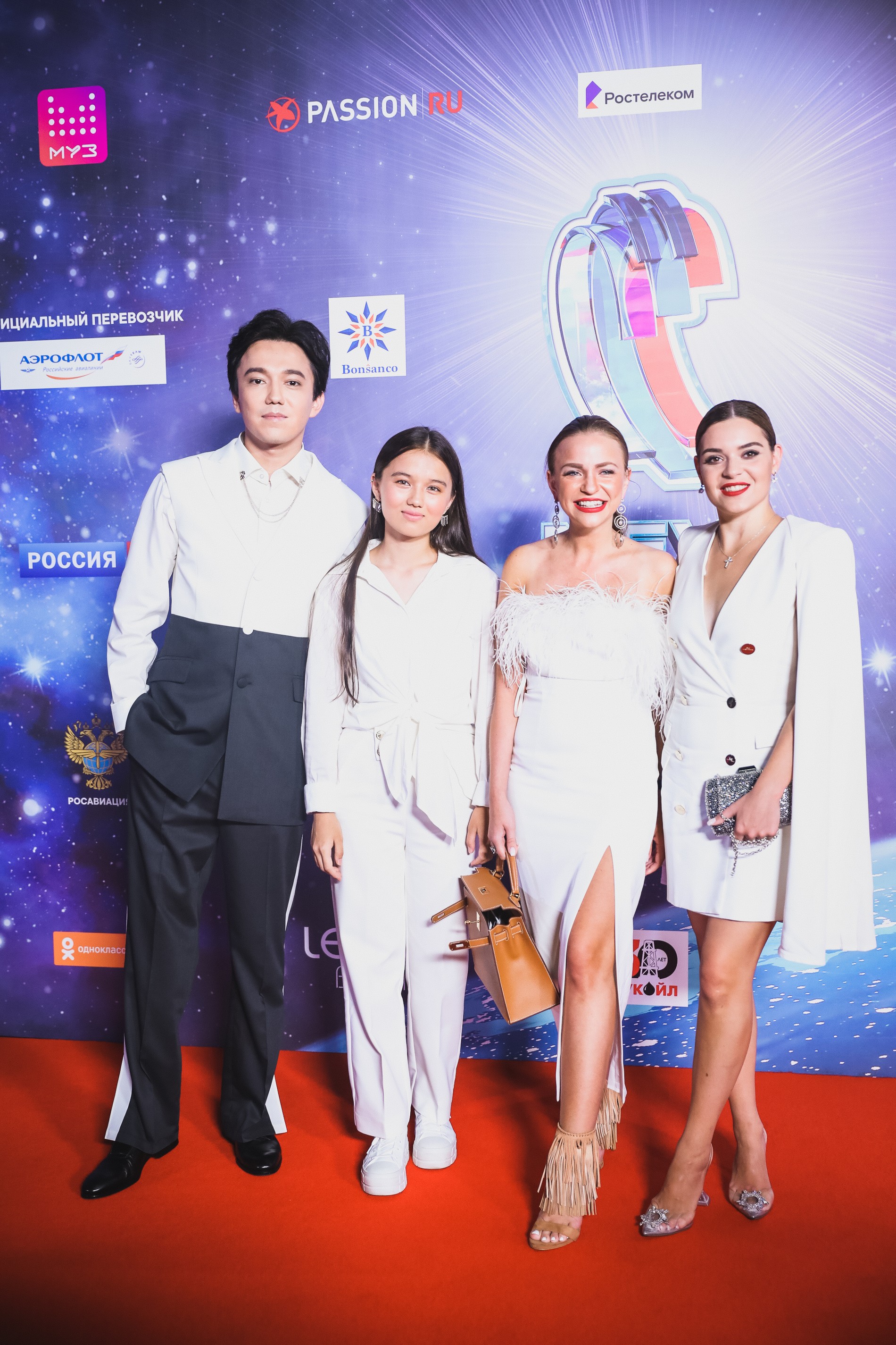 Димаш Кудайберген с сестрой, IVKA и Аделина Сотникова