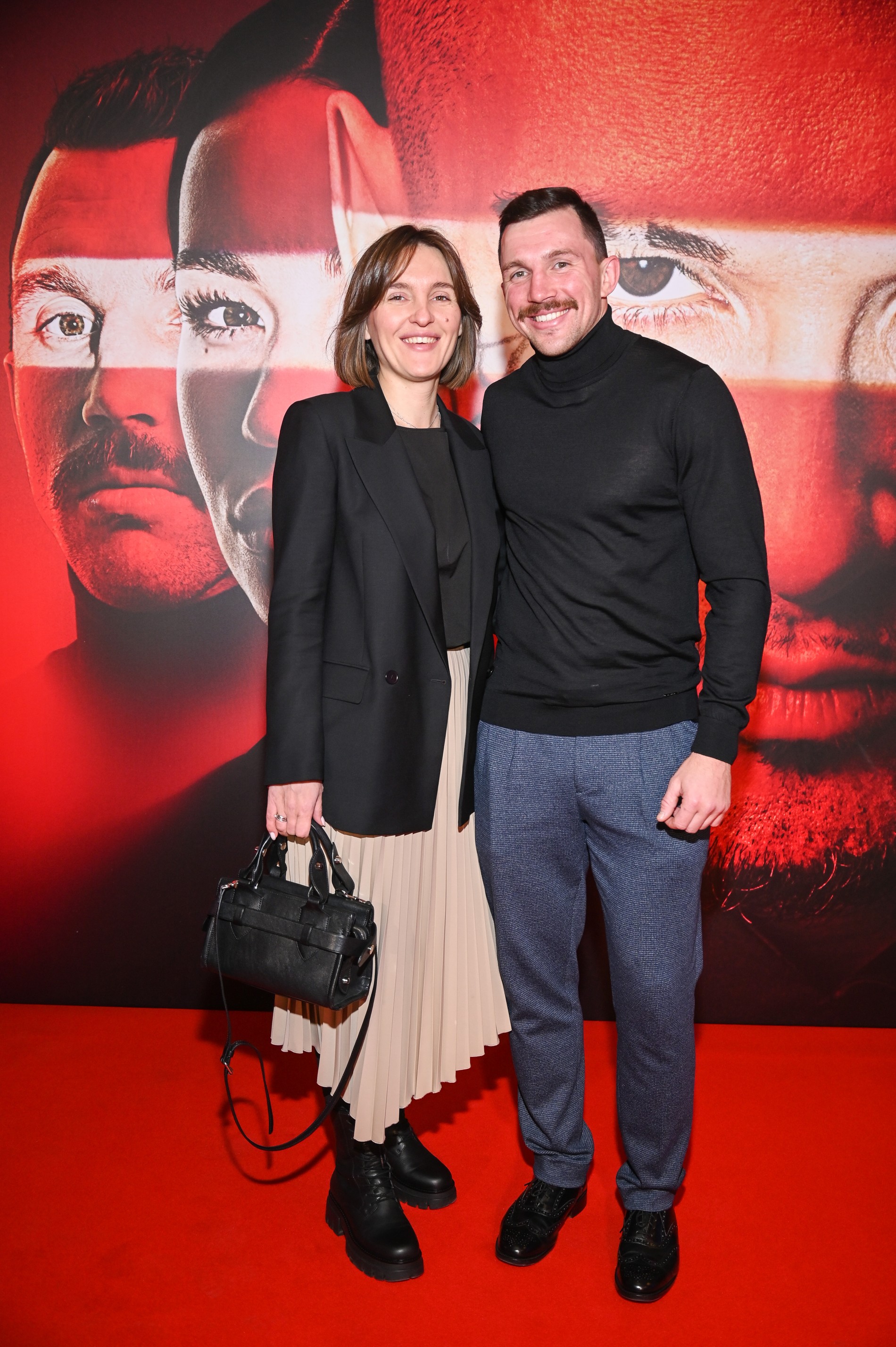 Ведущий шоу Василий Артемьев с супругой