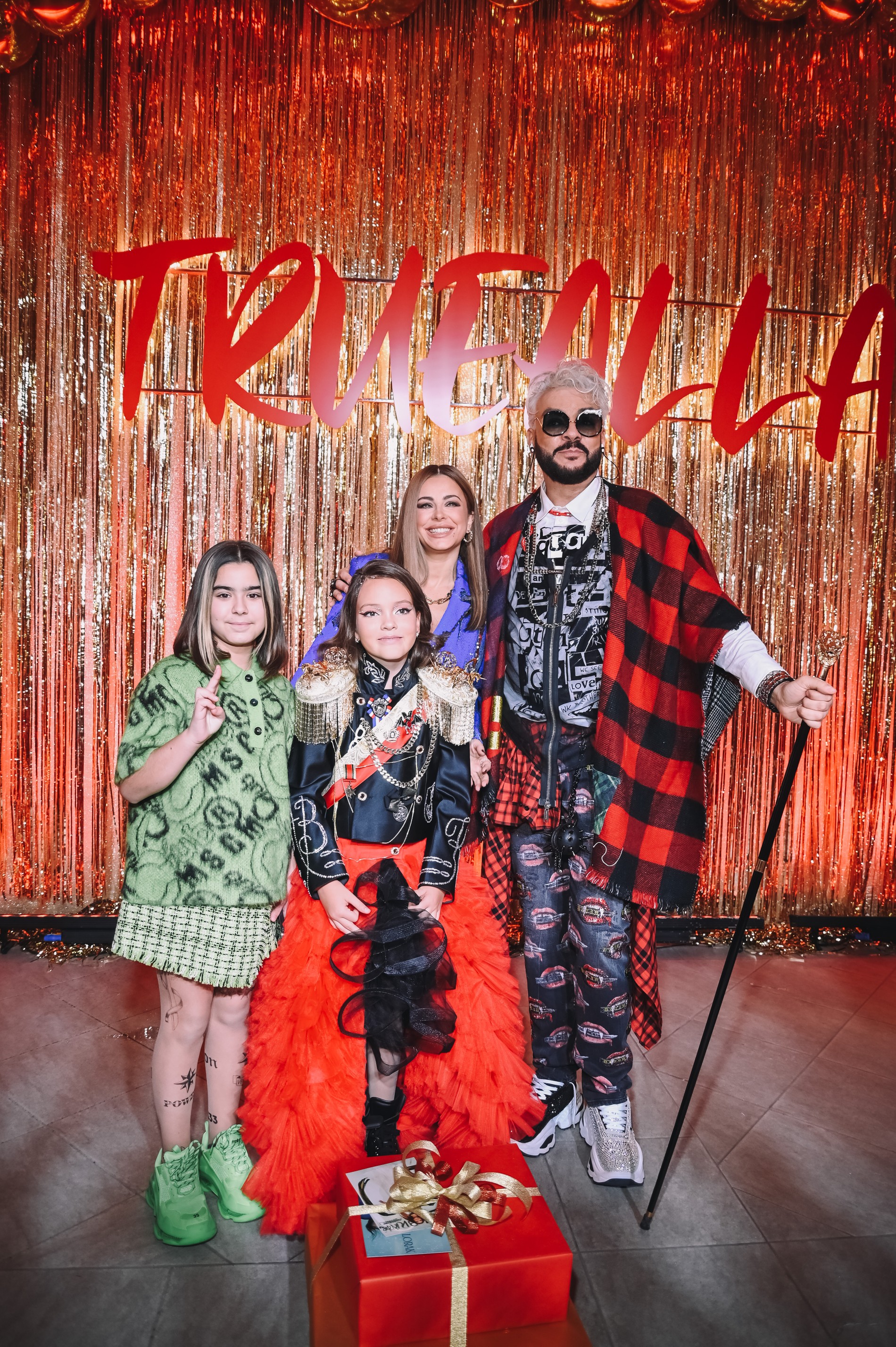 Ани Лорак с дочкой, Филиппом Киркоровым и именинницей