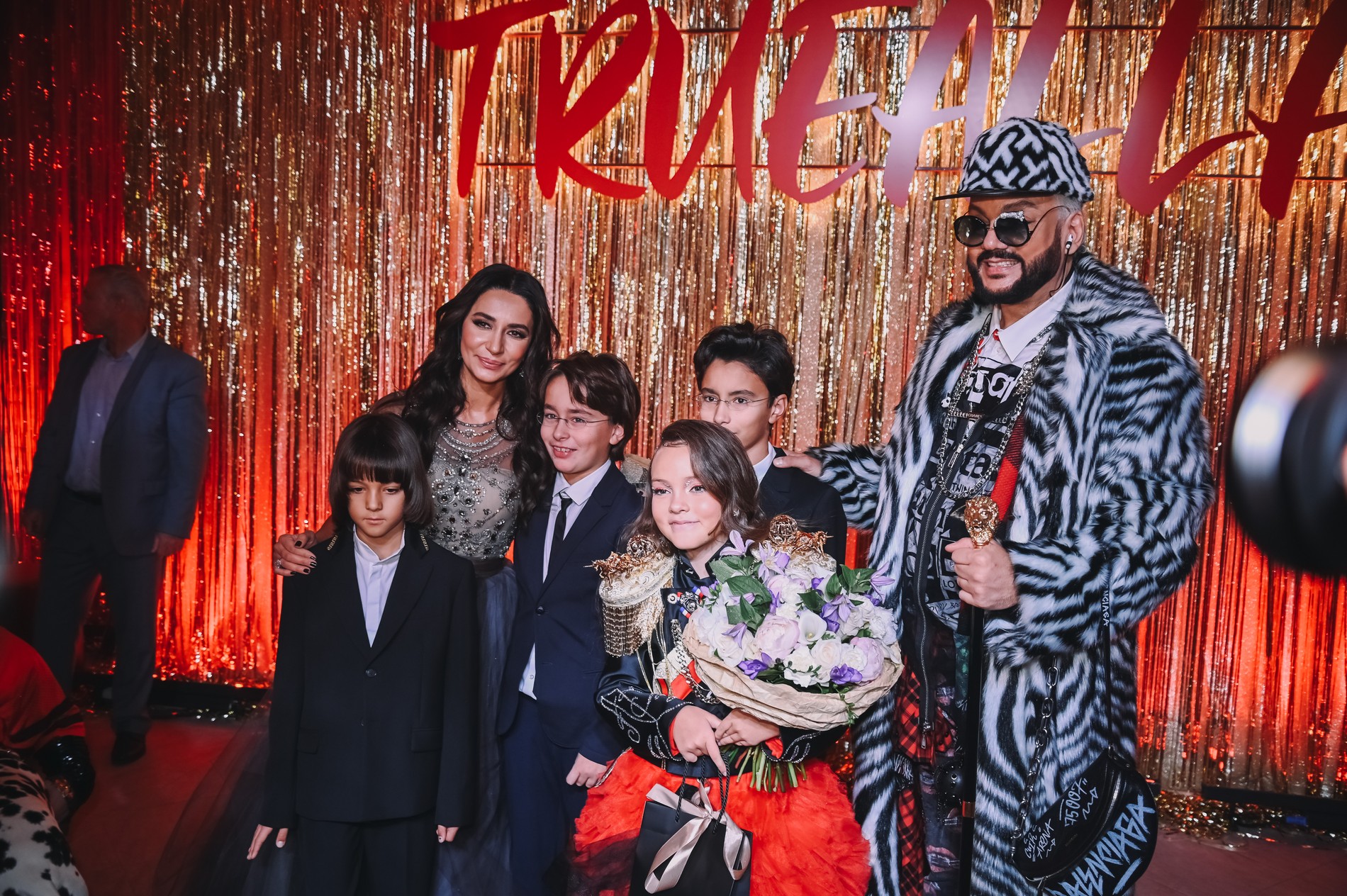 Зара с детьми, именинницей и Киркоровым