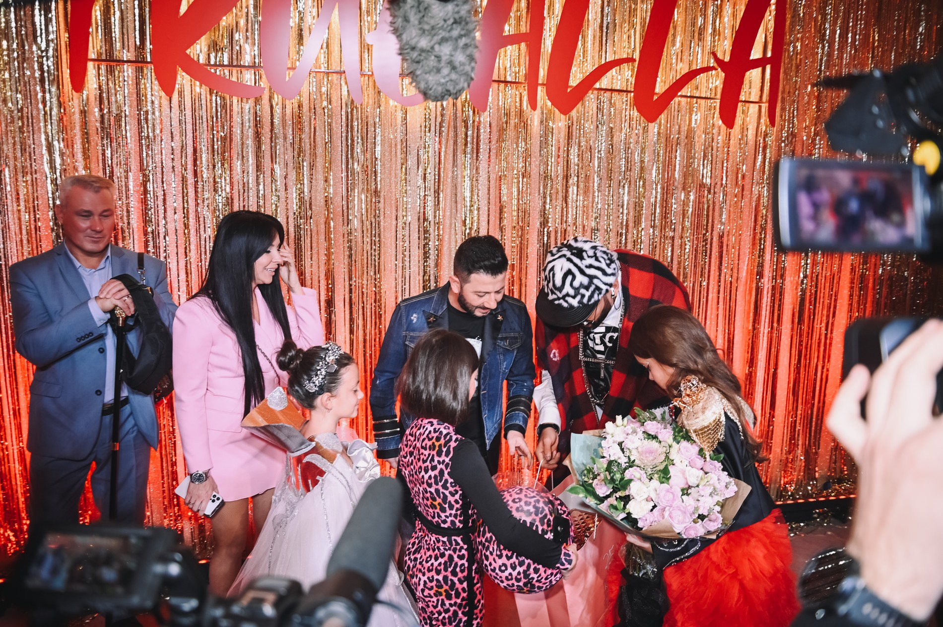 Михаил Галустян с семьей и именинницей