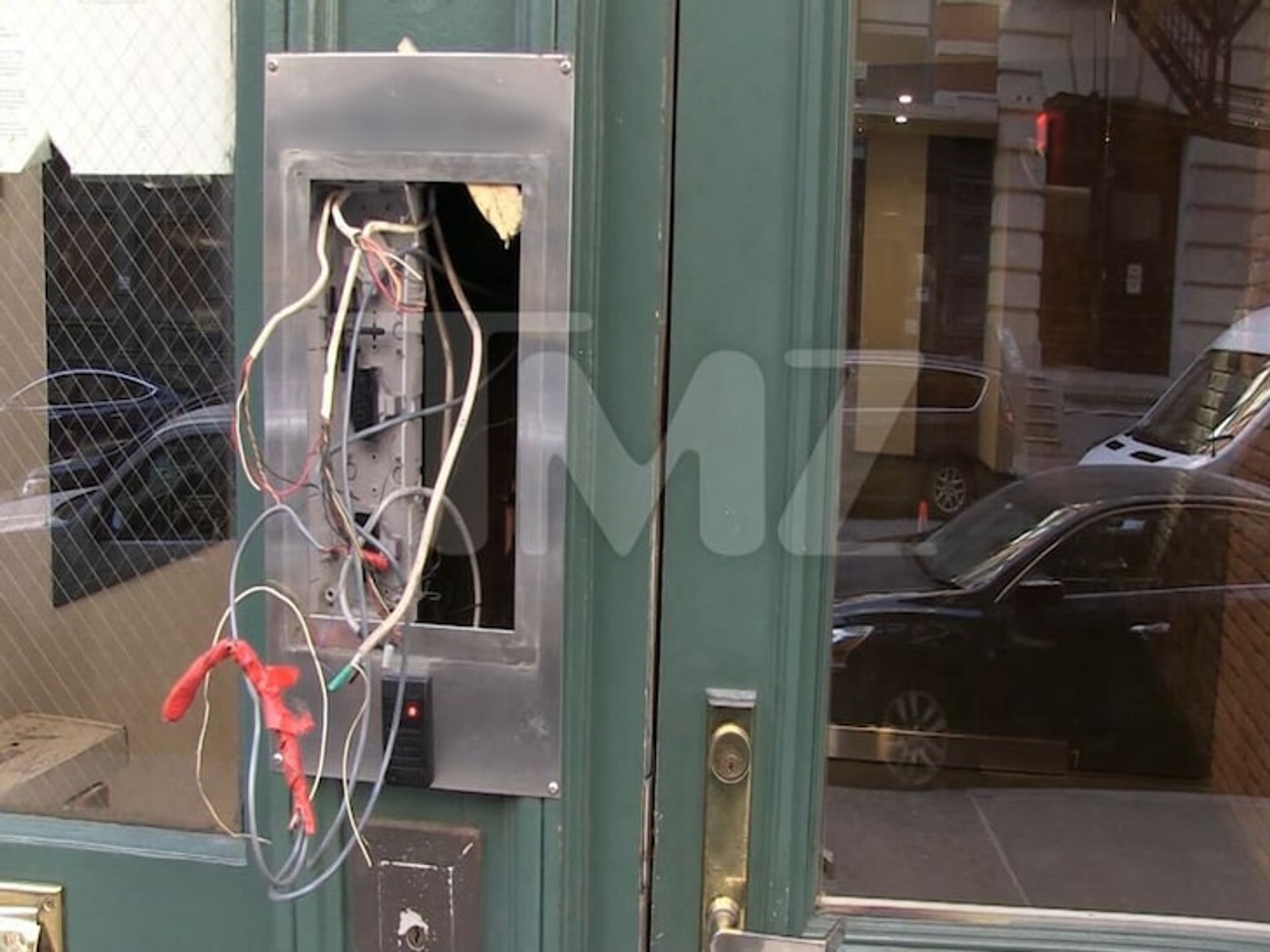 Входная дверь квартиры Тейлор Свифт.
Фото © TMZ