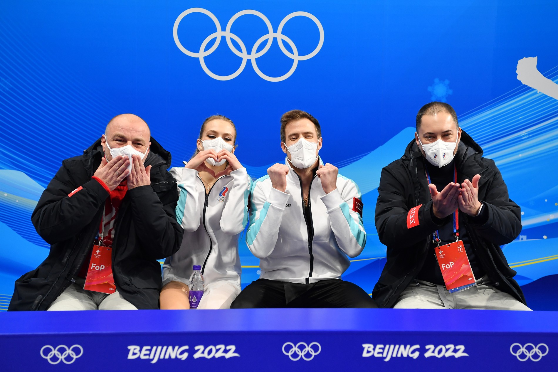 Виктория и Никита с тренерами
Фото: Getty Images