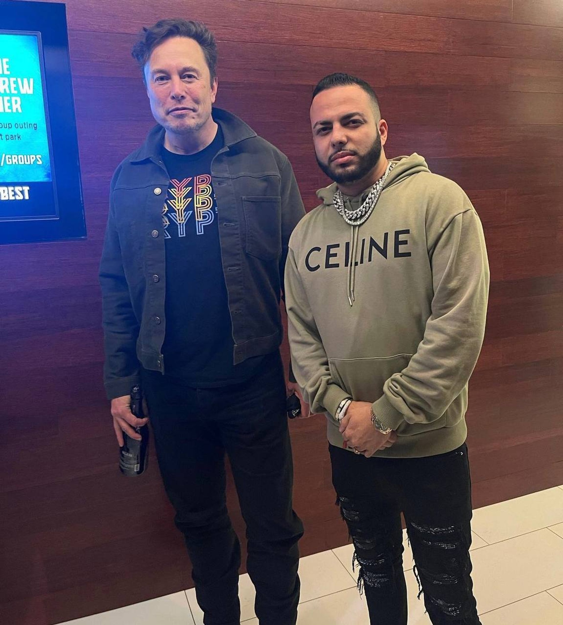 Илон Маск с фанатом
Фото: соцсети