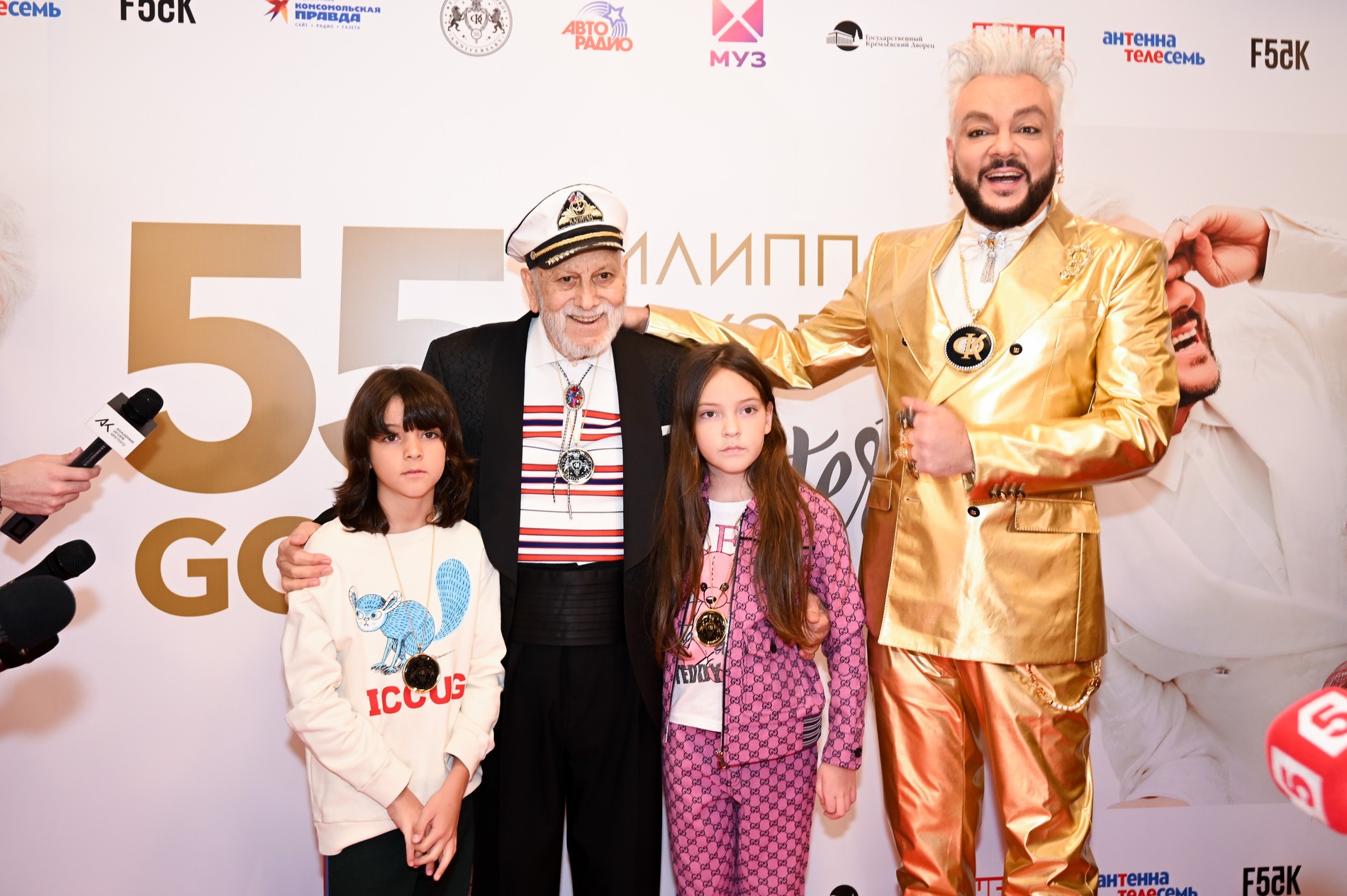 Филипп с детьми и отцом Бедросом в Кремле
Фото: Super.ru / Марченко Александра