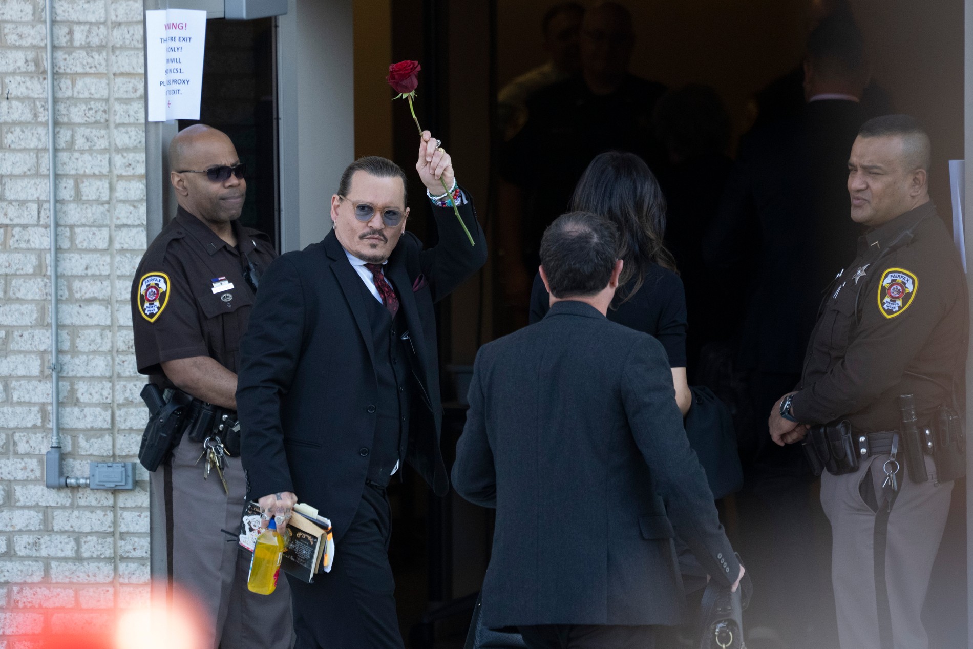 Джонни у суда с цветами от поклонниц
Фото: Getty Images