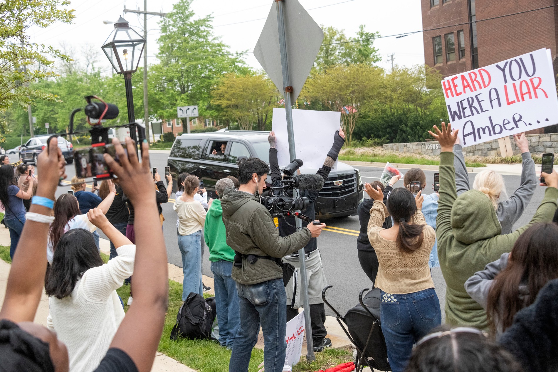 Группа поддержки Джонни у суда
Фото: Getty Images
