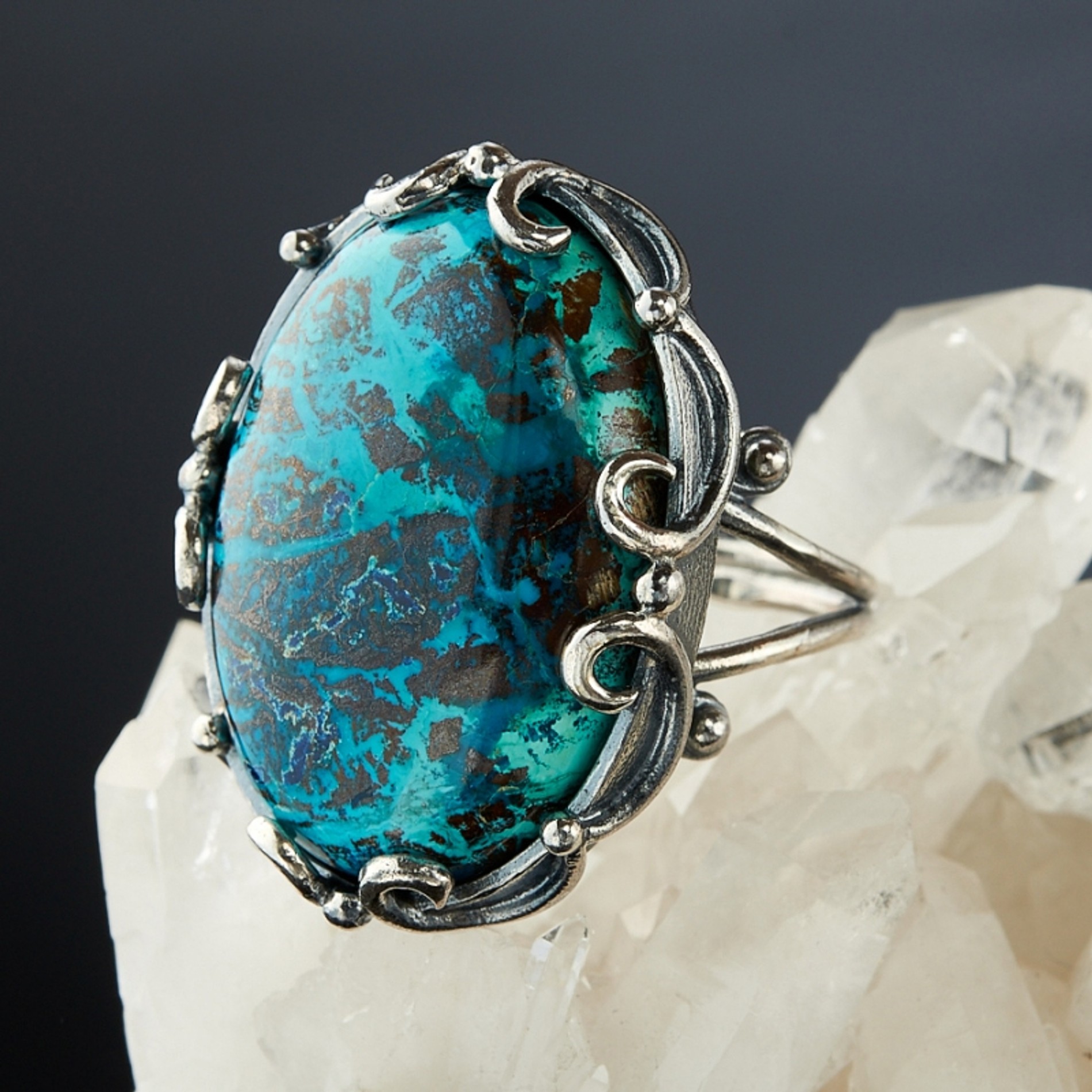 Хризоколла — он способен уберечь от негатива и сглаза. Отлично подойдет публичным людям, так что звезды, берите на заметку.