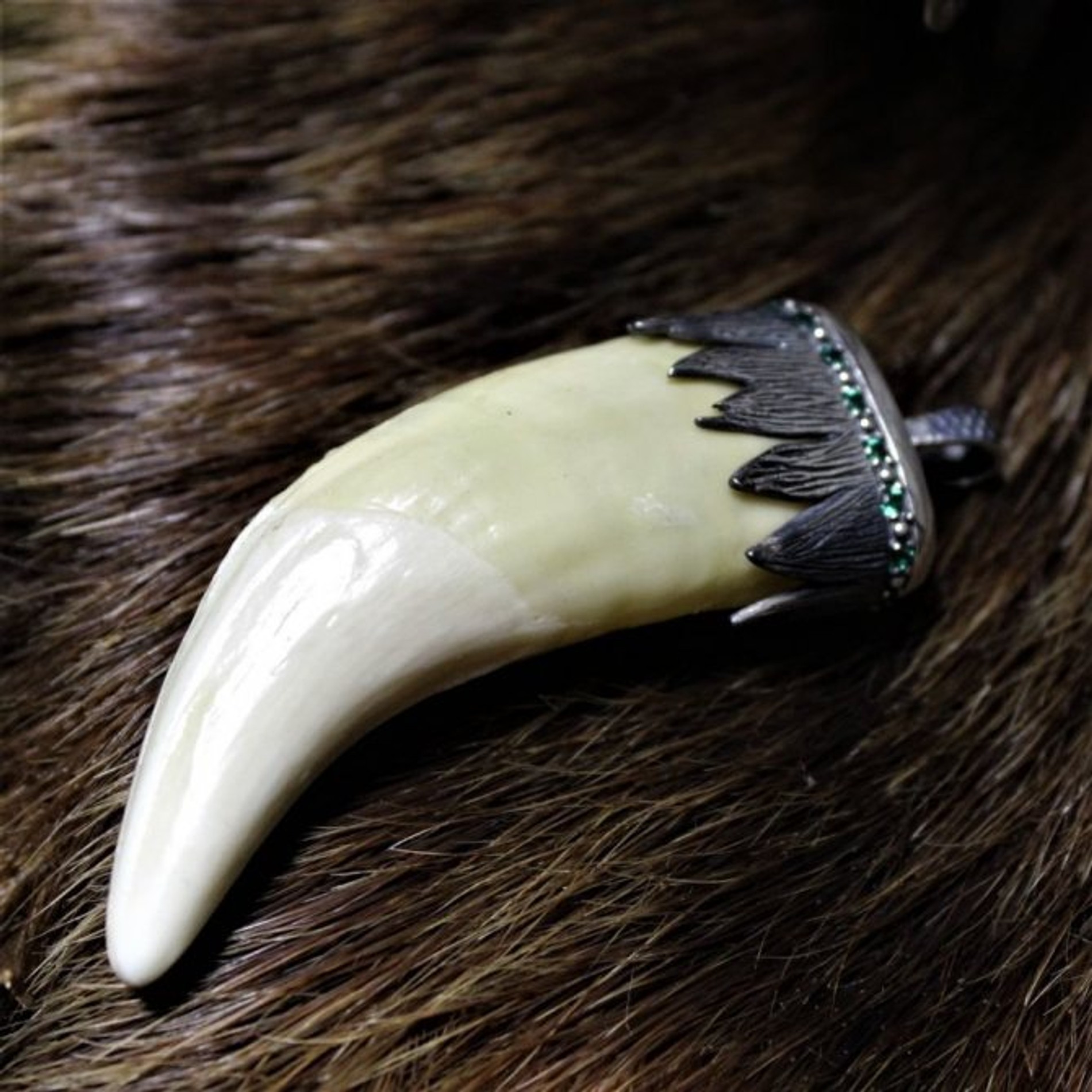 Зубной медвежий амулет — у славян считается символом мужской силы и справедливости. Этими же качествами и наградит своего обладателя.