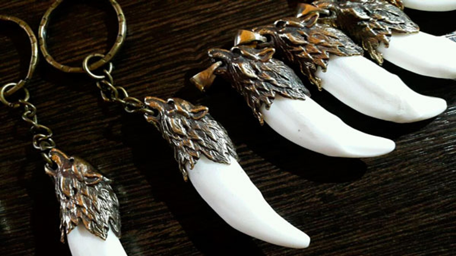 Зубной волчий оберег — нужно приворожить мужчину? Вот — решение проблемы. Если женщина подарит такой амулет мужчине, то она крепко привяжет его к себе.