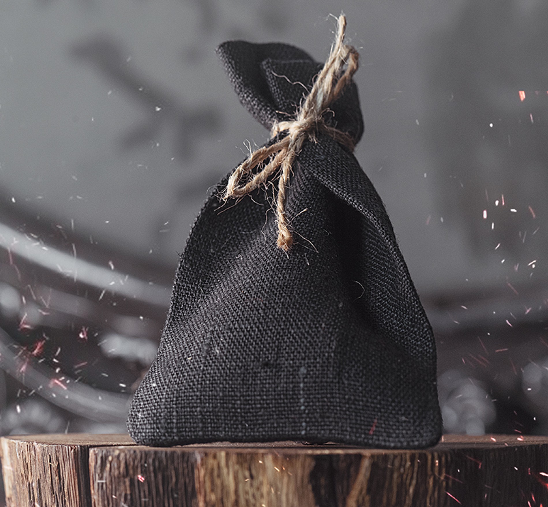 Мешочек с обычной солью: маленький мешок из темной ткани примет удар на себя и заберет негатив. Почаще меняйте содержимое и все будет здорово. Талисман можно носить в кармане или же оставить в ящике стола.