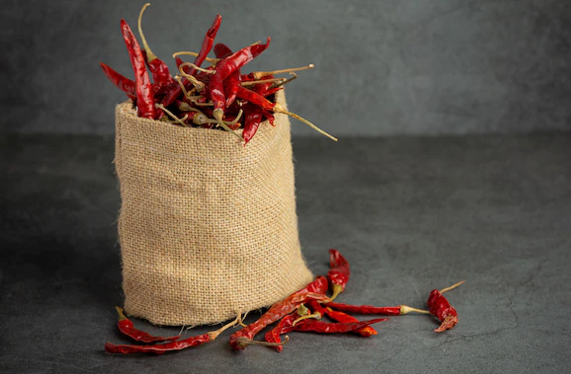 Мешочек с красным перцем и чесноком: Да, среди коллег бывают те еще вампирюги. Чеснок поможет защитить себя от пожирателей энергии, как их называют — энергетических вампиров.