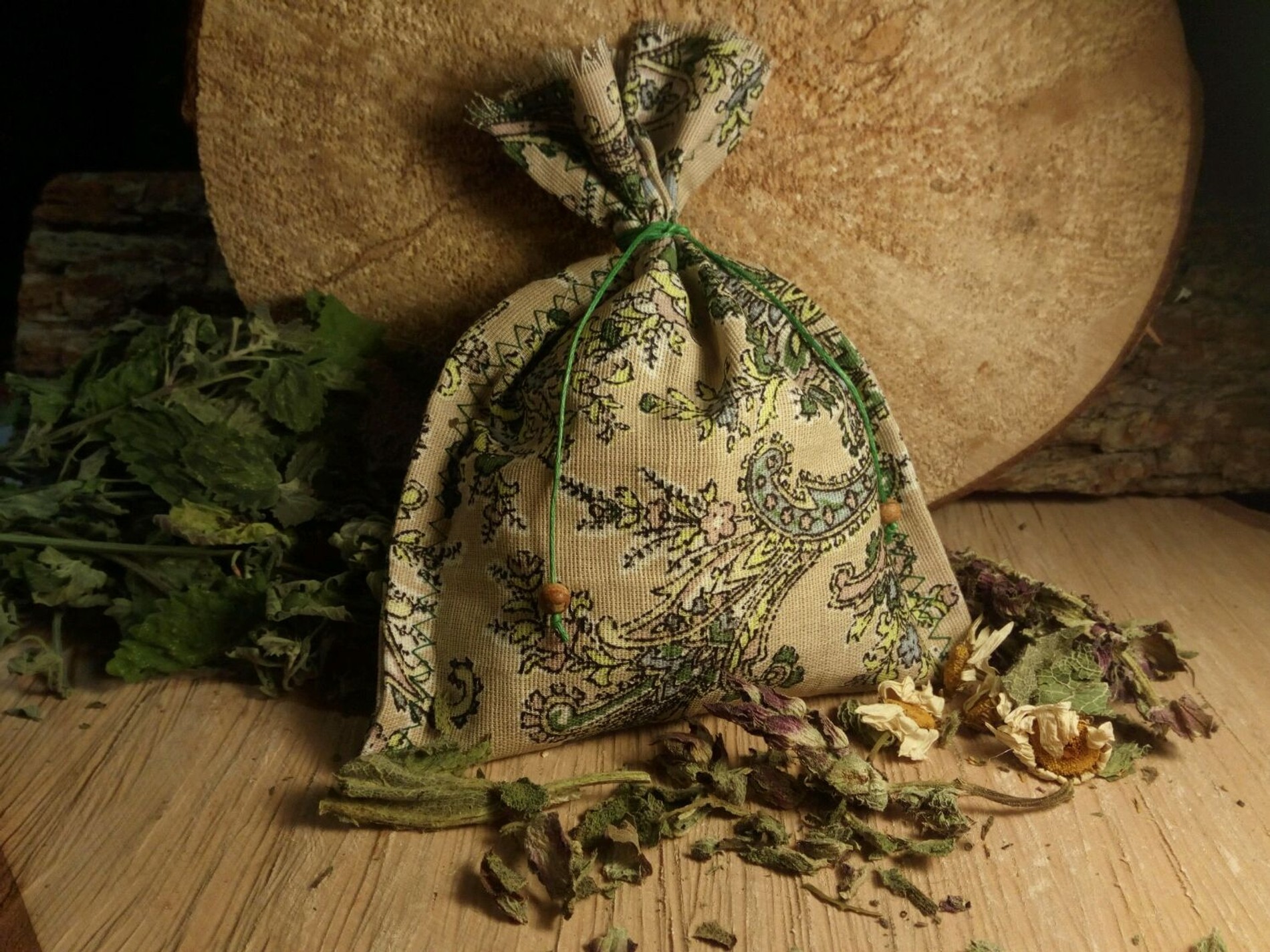 Мешочек с травами: Положите в саше крапиву и зверобой и спрячьте подальше.