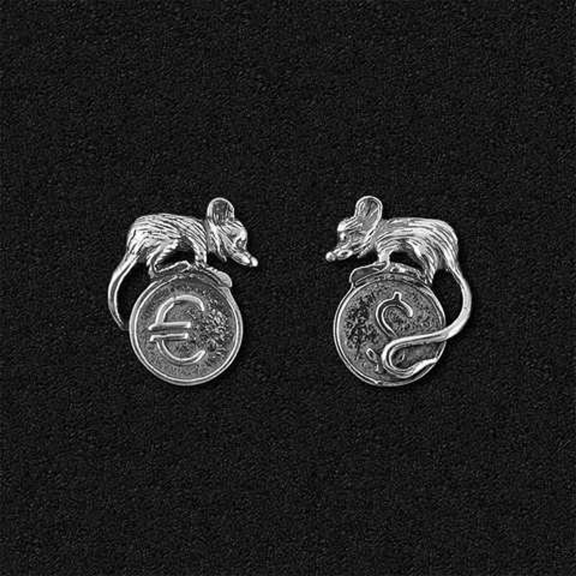 Кошельковая мышь: мы привыкли считать мышей вредителями, но эта совсем другая. Кошельковая мышь — это сантиметровая фигурка грызуна из металла, которая держит в руках монетку. Богатство обеспечено.