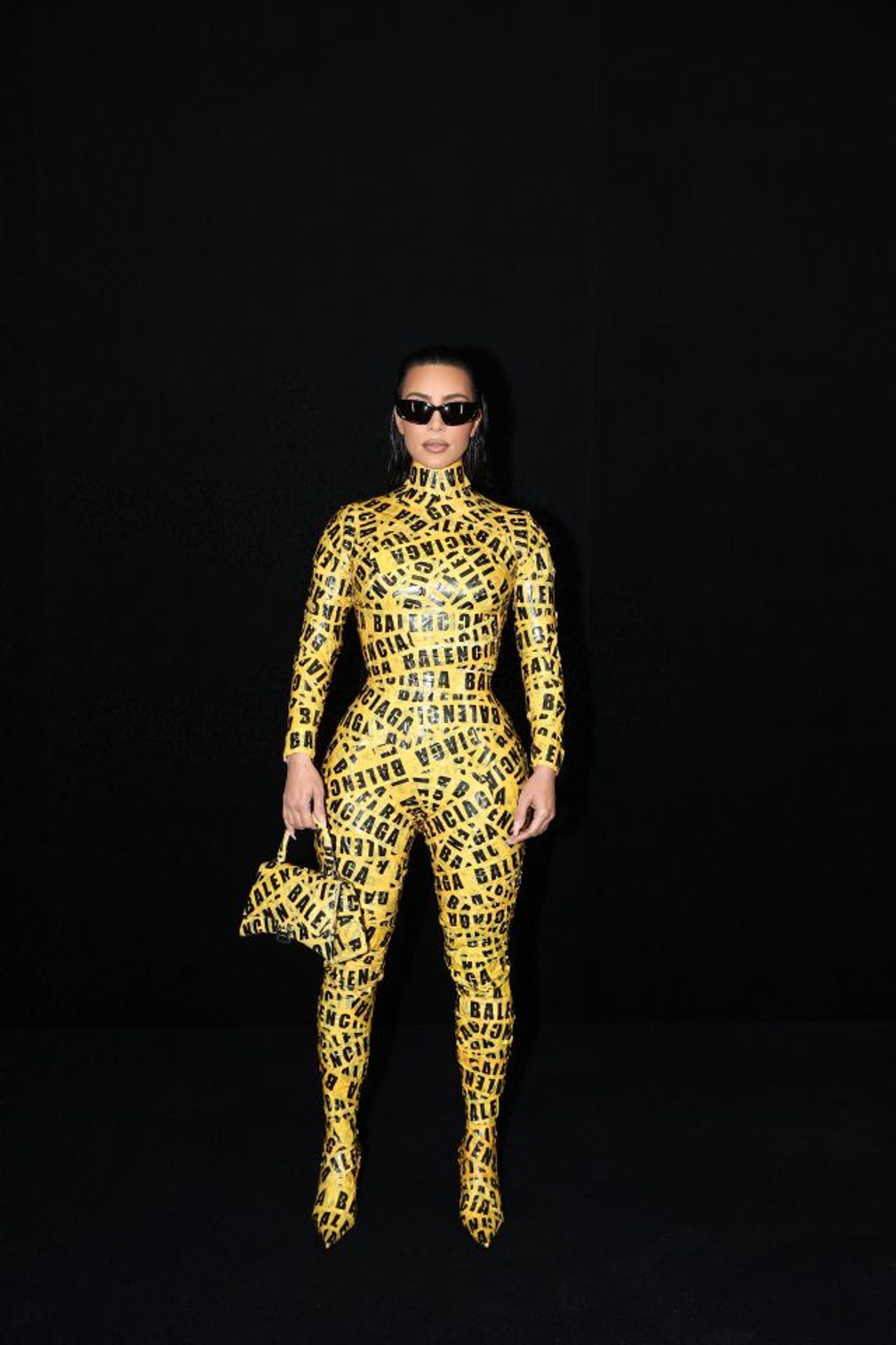 Фото © harpersbazaar.kz
Ким Кардашьян — на показе Balenciaga