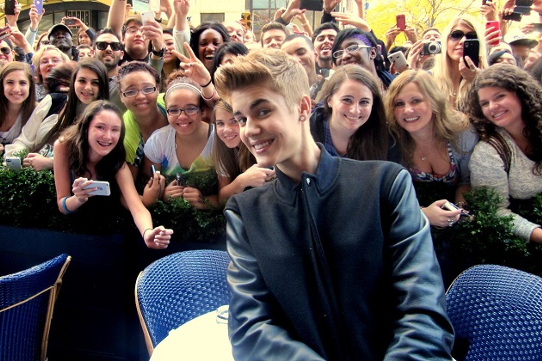 Джастин Бибер с фанатами