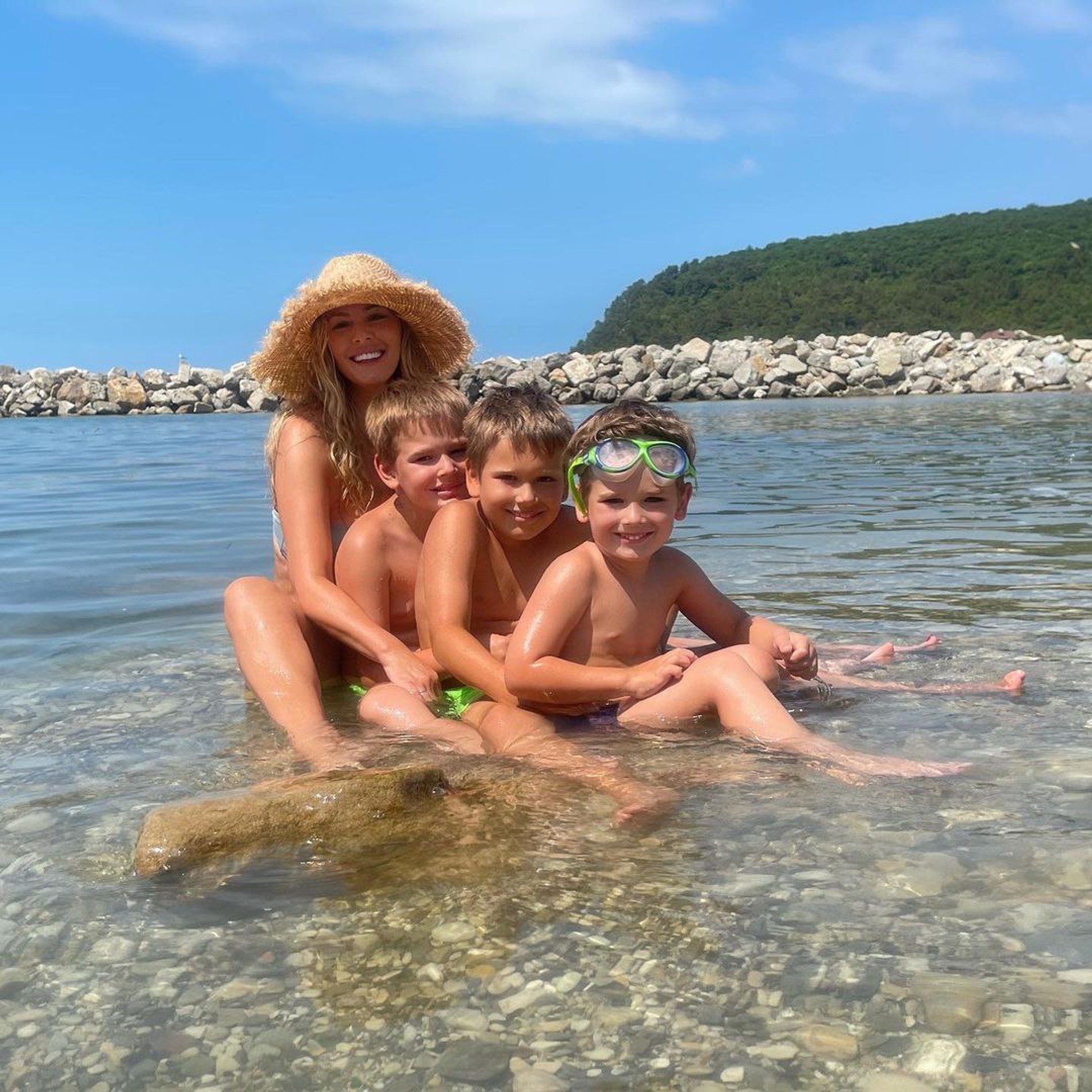 Фото: Инстаграм (запрещен в РФ) Марии Кожевниковой
Мария с сыновьями