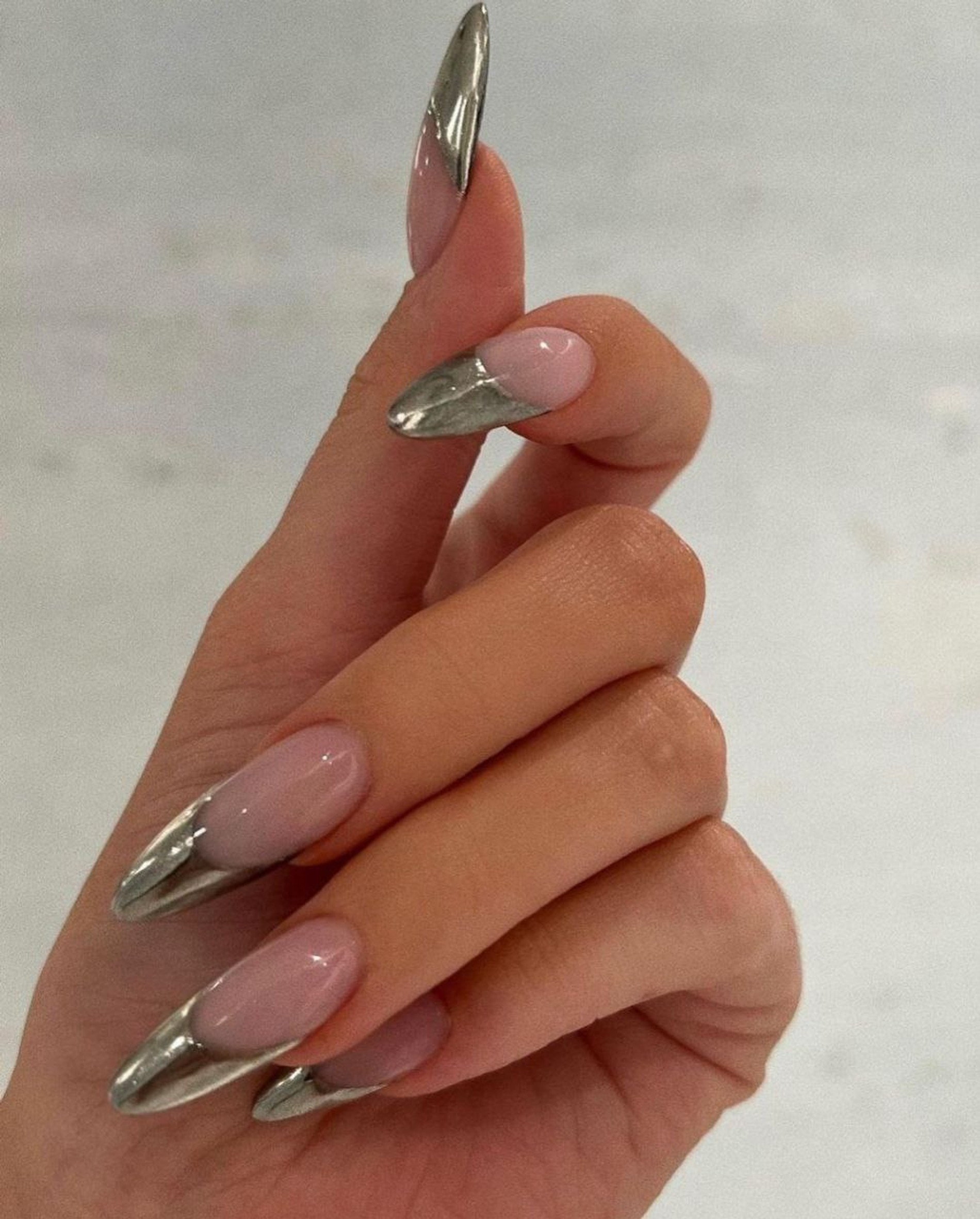 Фото: @chaunlegend
Форма ногтей миндалевидная, маникюр Кайли Дженнер