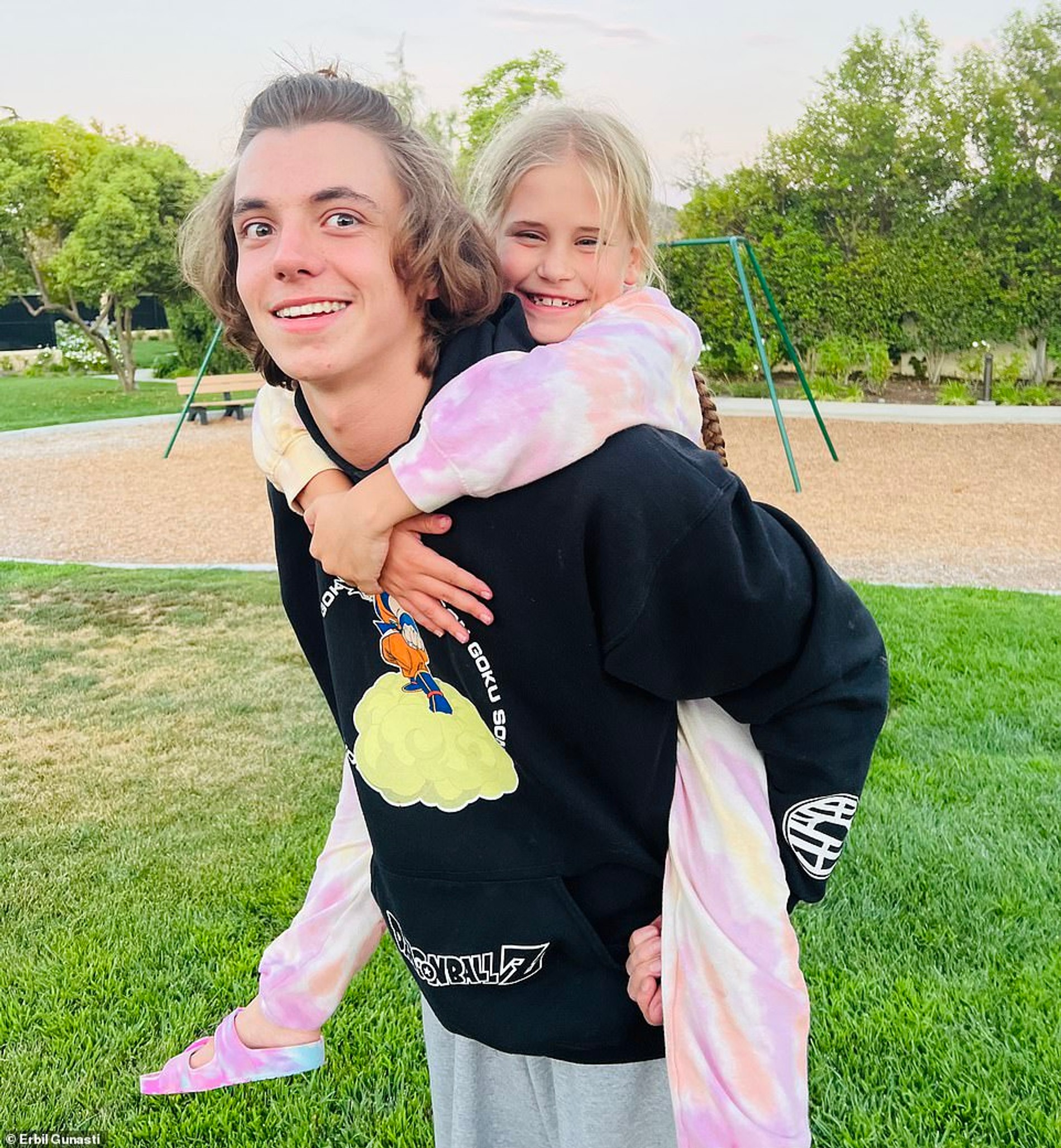 Джейден с младшей сестрой, дочерью Федерлайна от нового брака
Фото: Erbil Gunasti