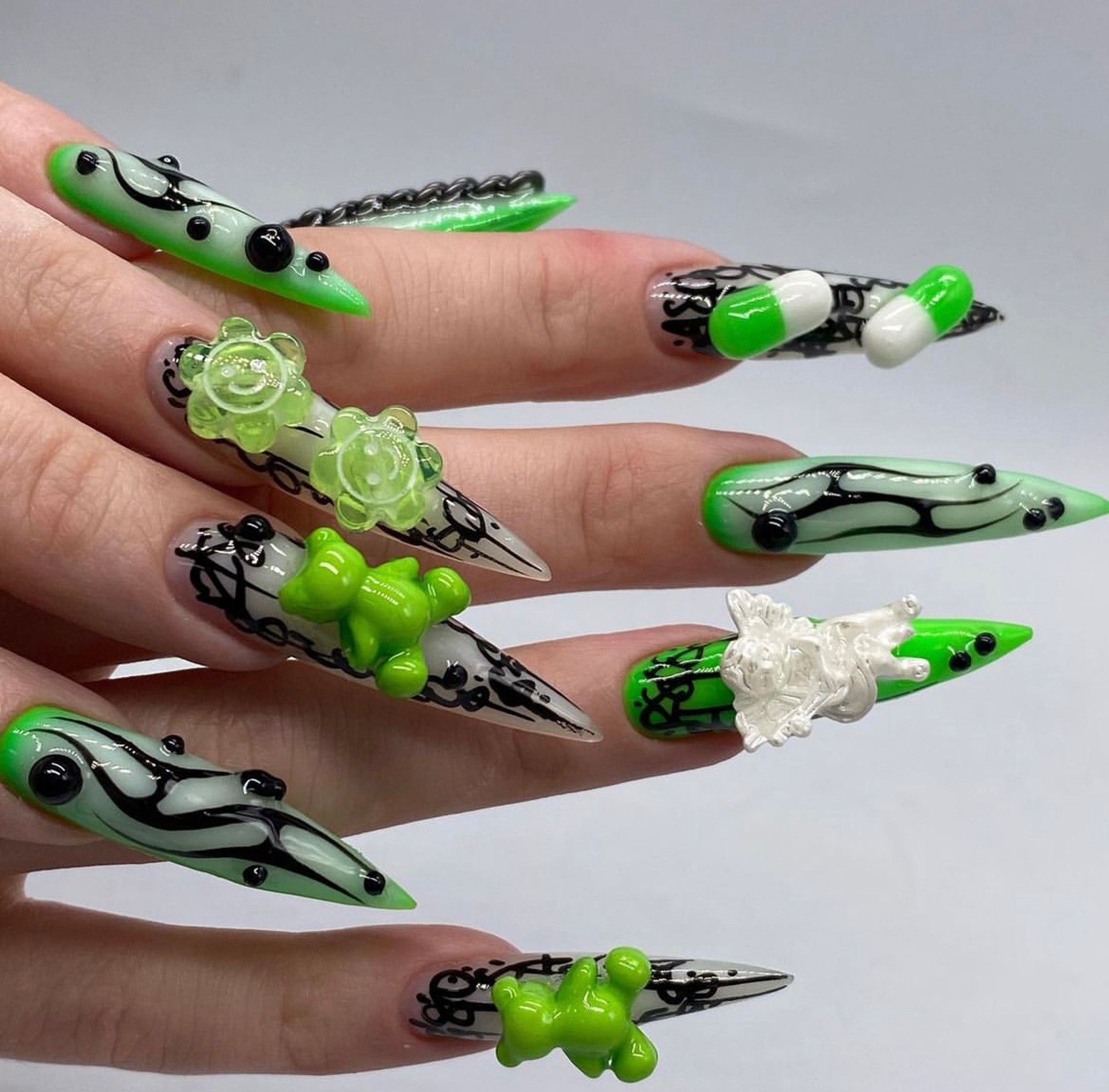 Фото: Инстаграм (запрещен в РФ) @man.in.nail