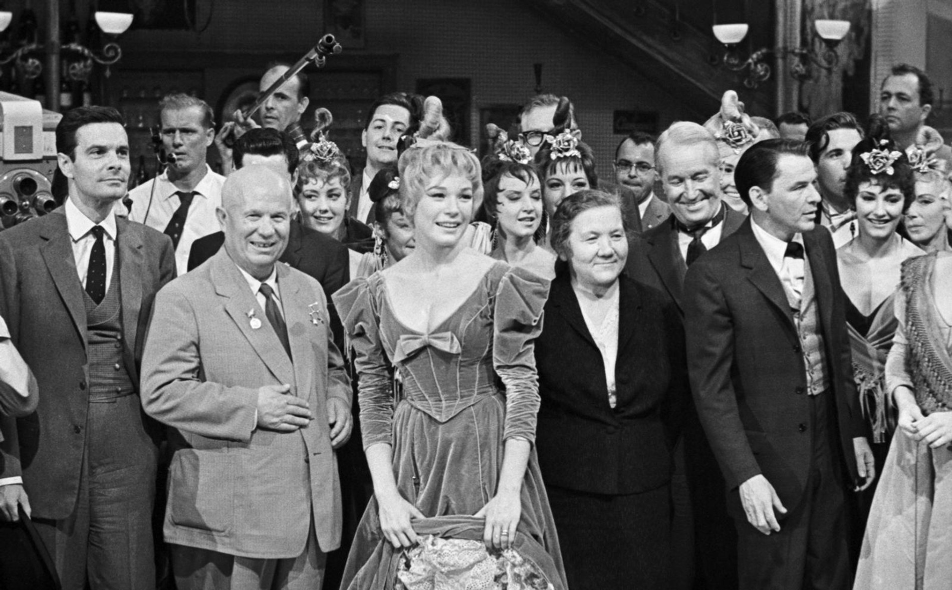 Луи Журден, Никита Хрущев, Ширли Маклейн, Нина Хрущева, Морис Шевалье и Фрэнк Синатра