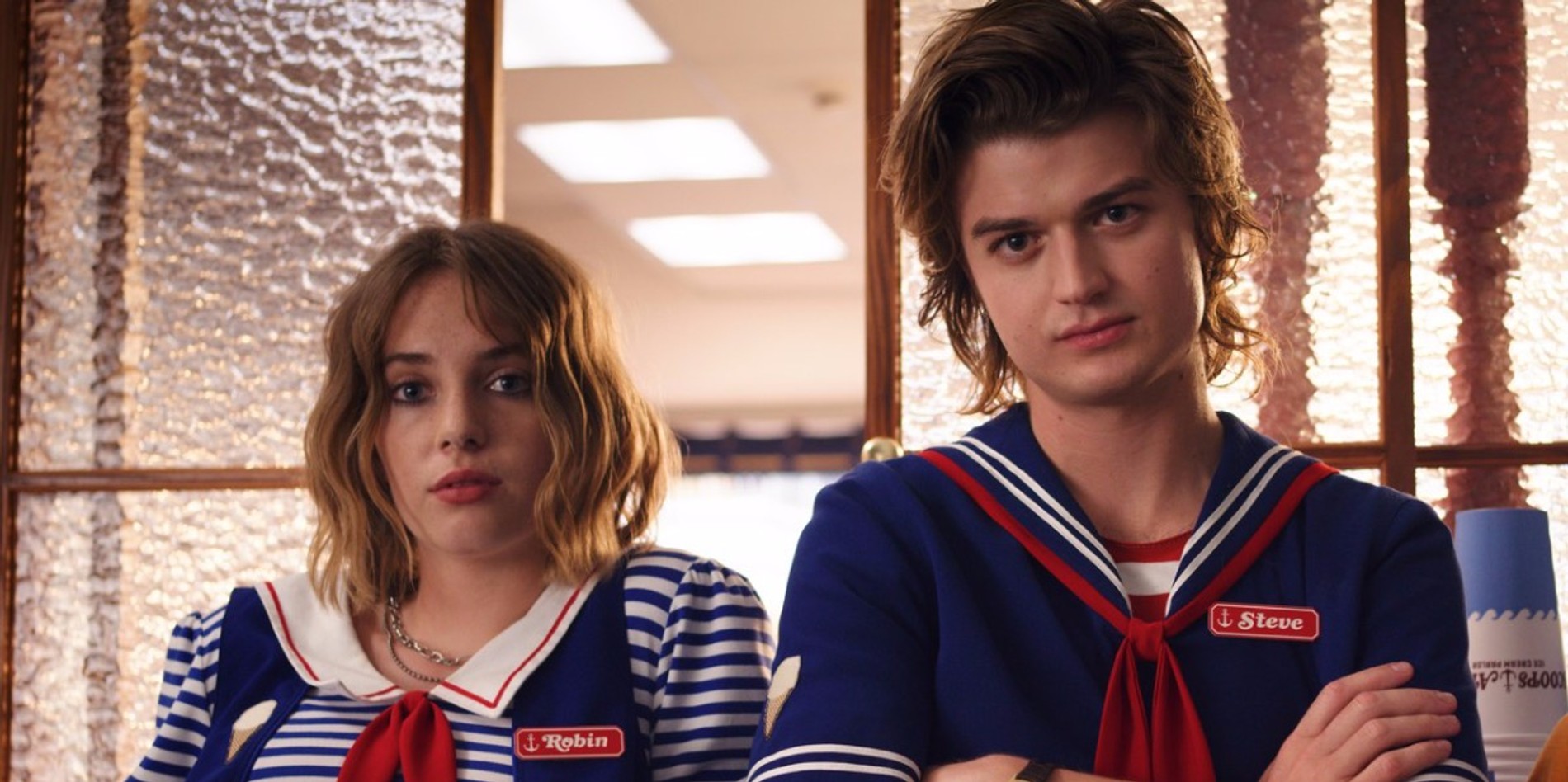 Майя Хоук и Джо Кири в сериале «Очень странные дела»