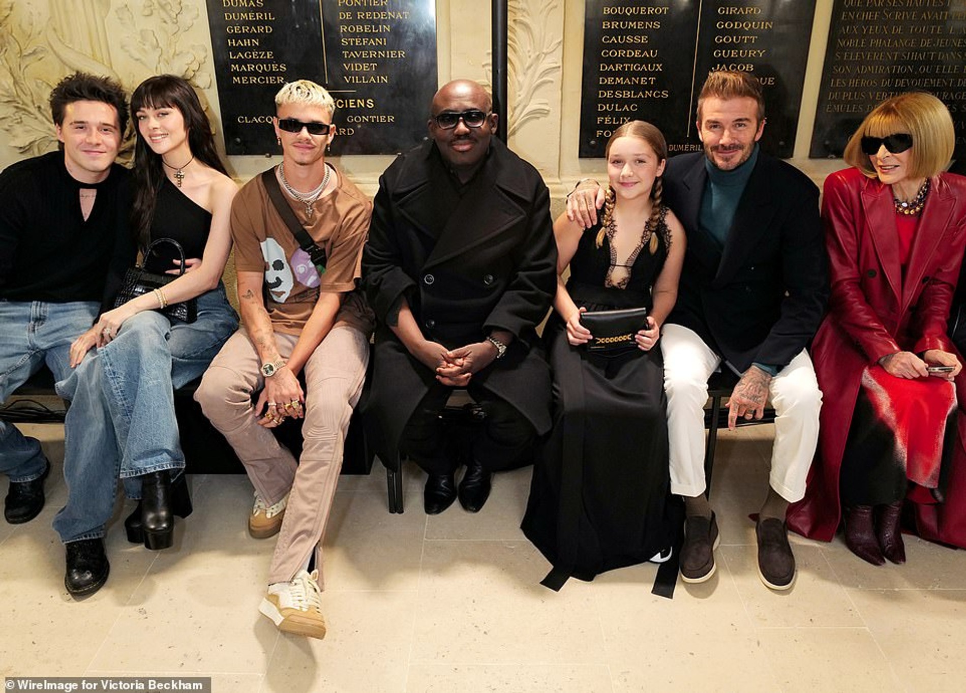 Слева направо: Бруклин и Никола Пельтц, Ромео Бекхэм, Эдвард Эннинфул, Харпер и Дэвид Бекхэм и Анна Винтур на показе Victoria Beckham Фото: WireImage