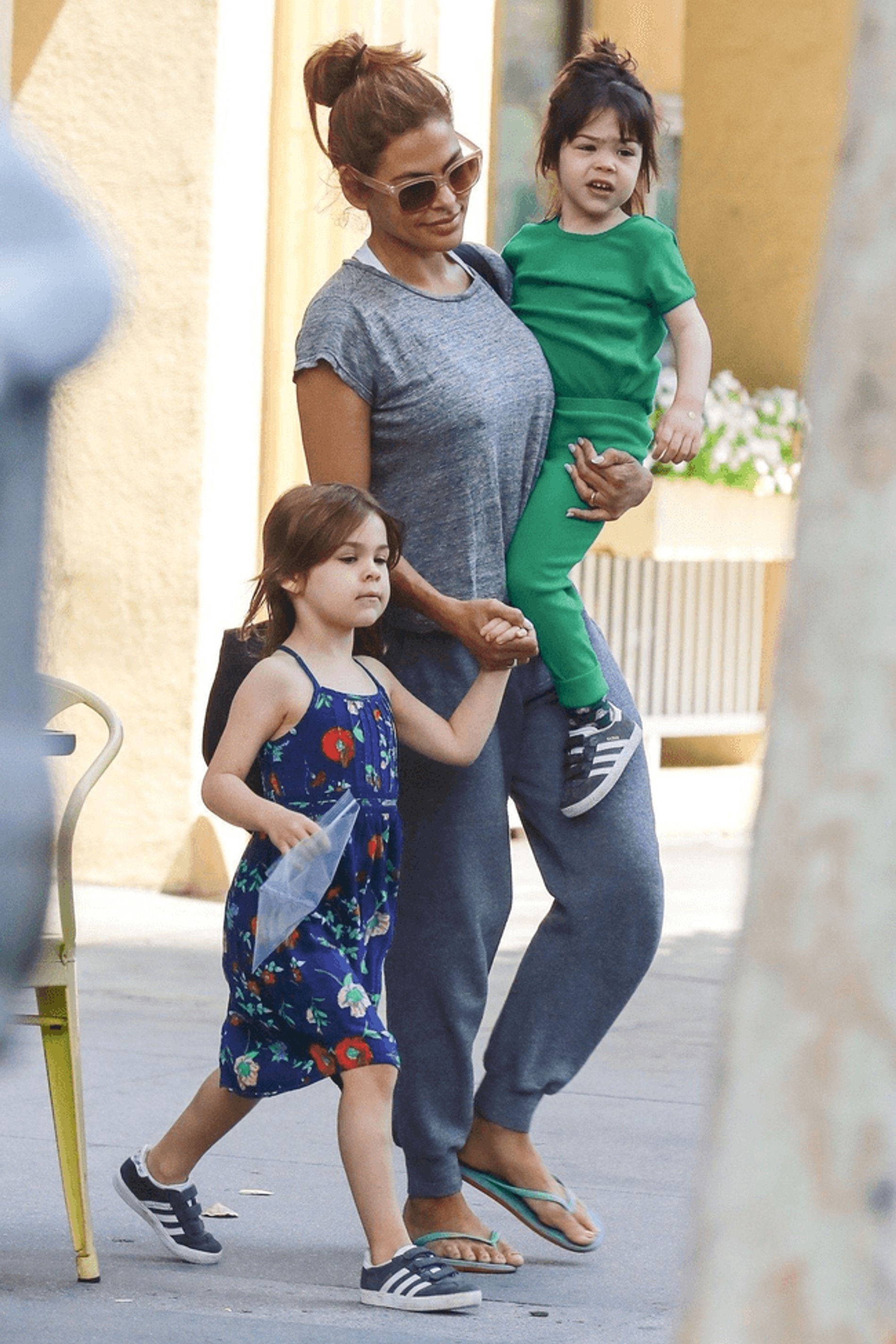 Ева Мендес с дочками Эсмеральдой и Амадой Фото: Getty