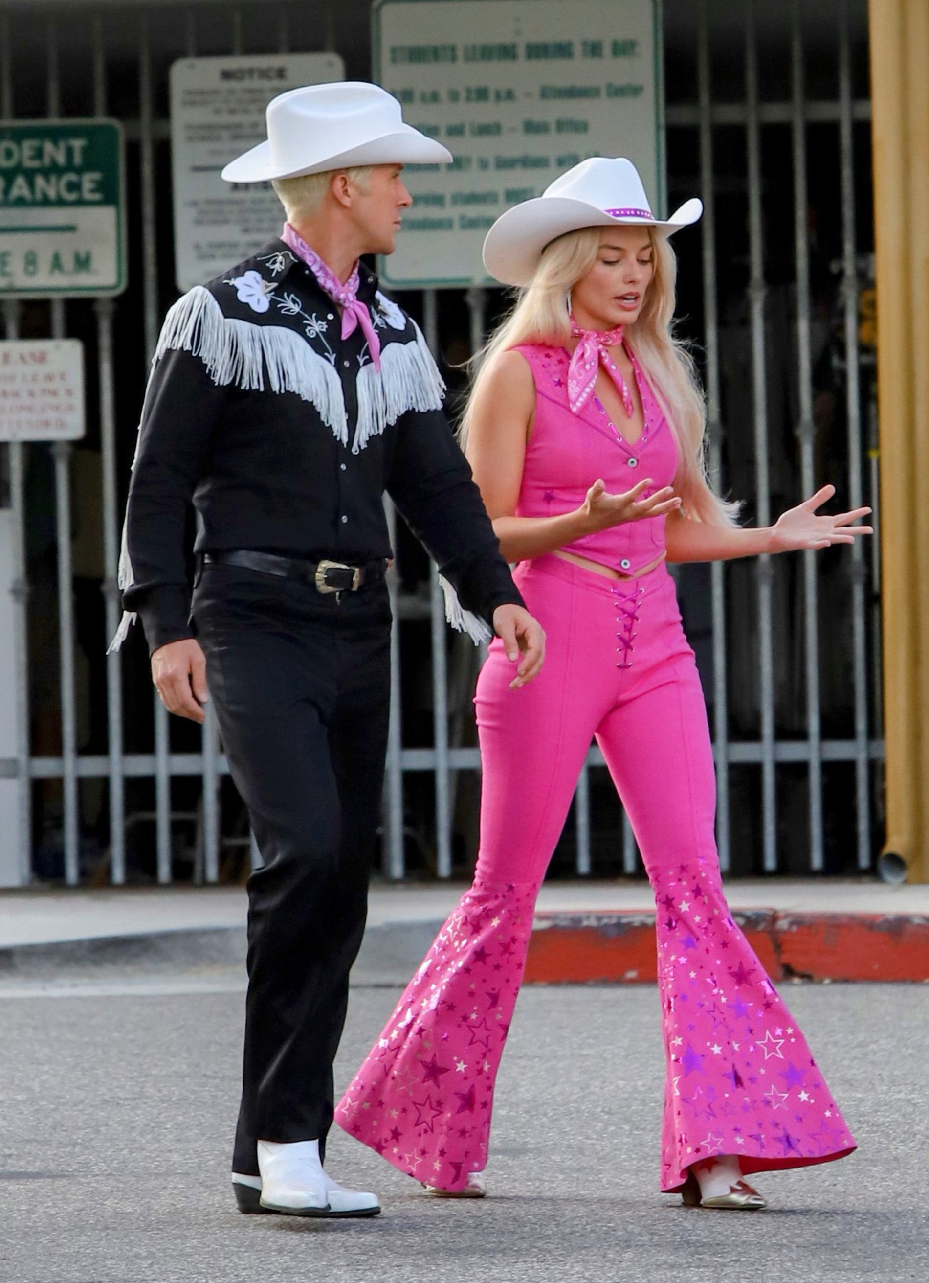 Марго Робби и Райан Гослинг на съемочной площадке «Барби».
Источник: социальные сети