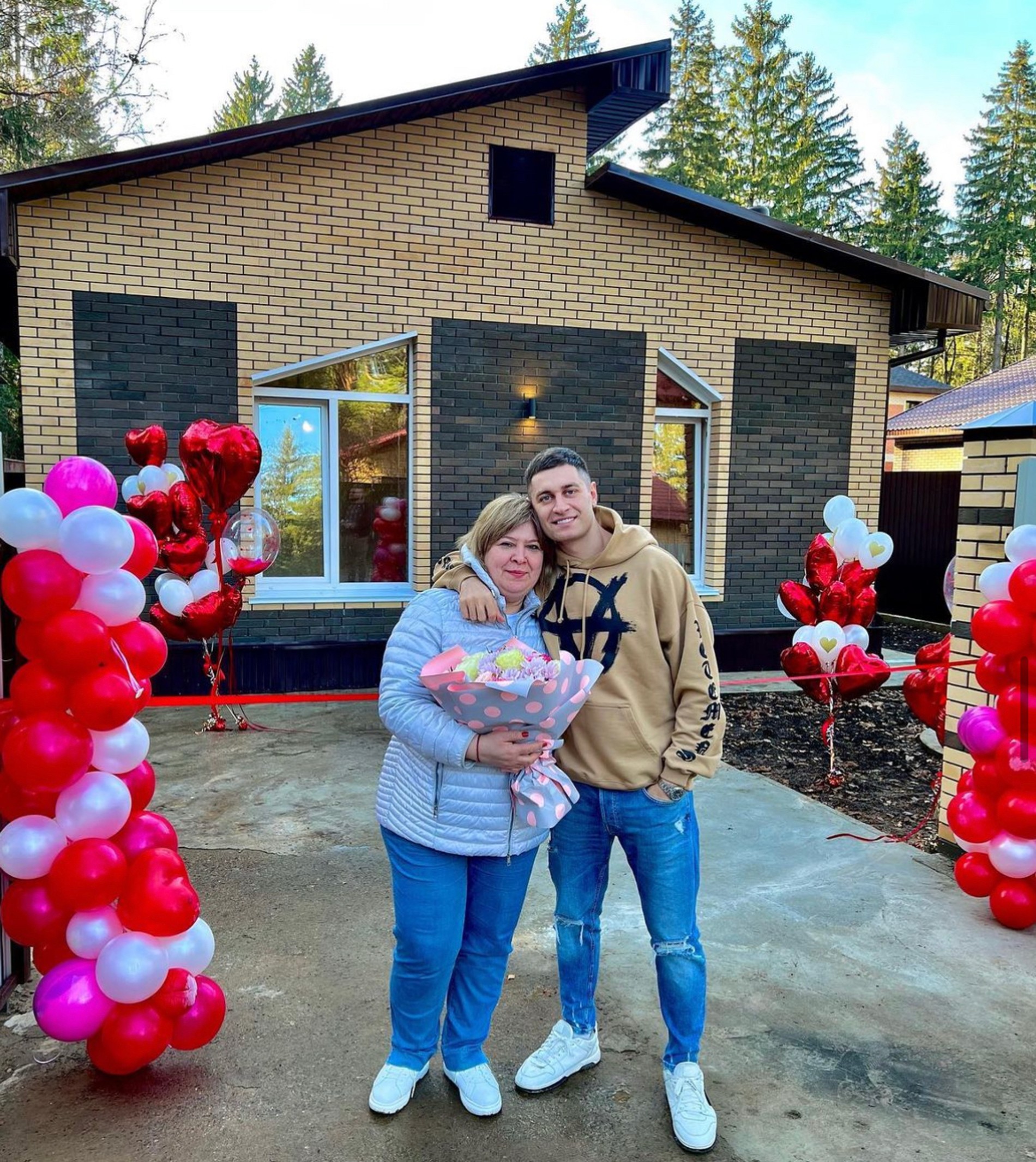 Давид Манукян с матерью
Фото: Инстаграм (запрещен в РФ) блогера