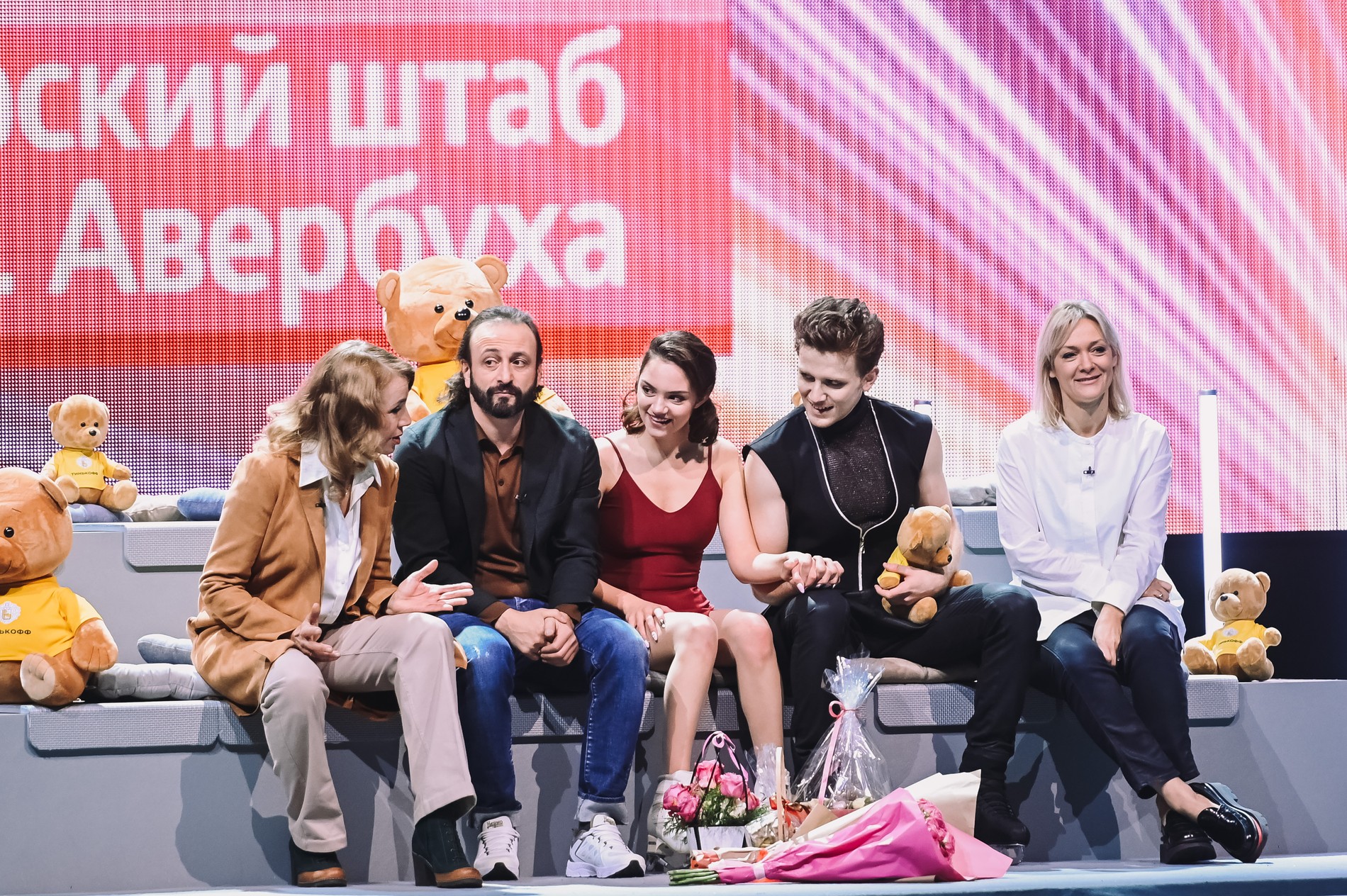 Евгения Медведева и Федор Федотов с тренерами
Фото: Super / Марченко Александра