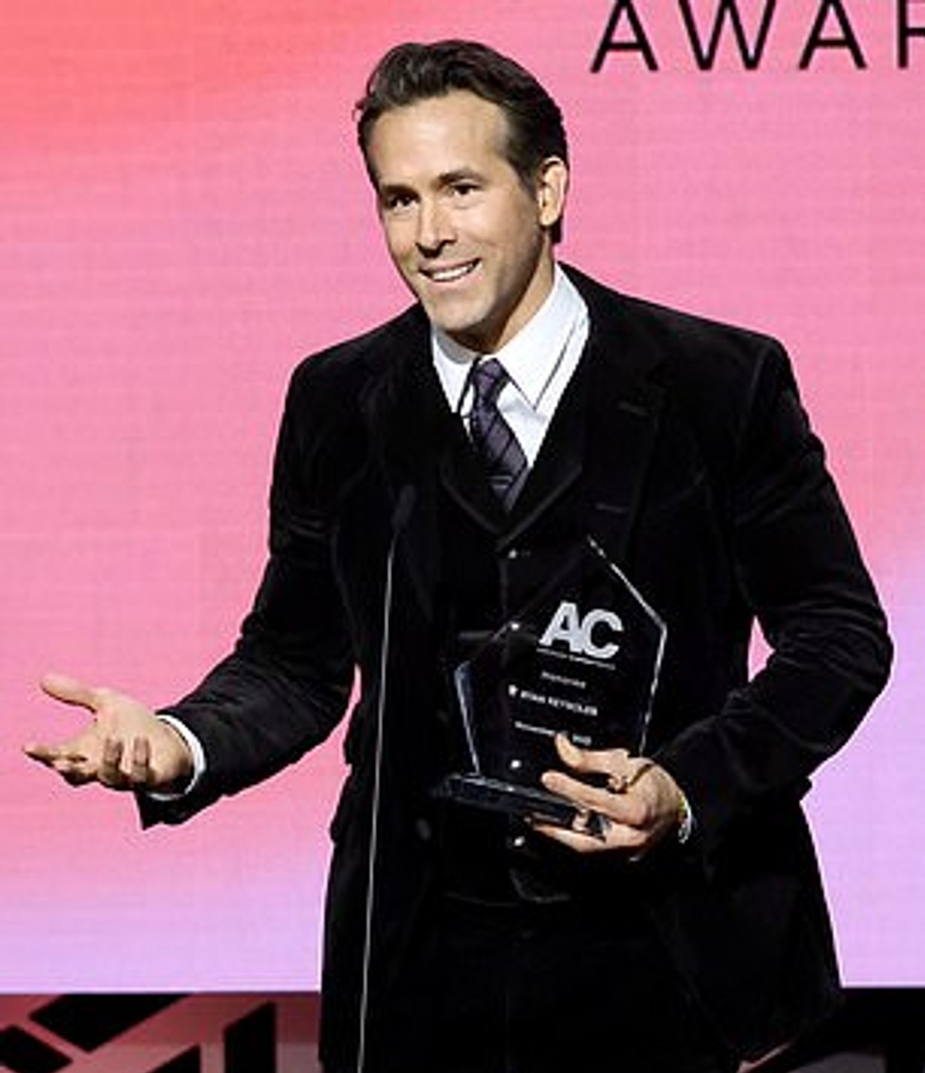 Райан Рейнольдс получает награду
Фото: Getty Images