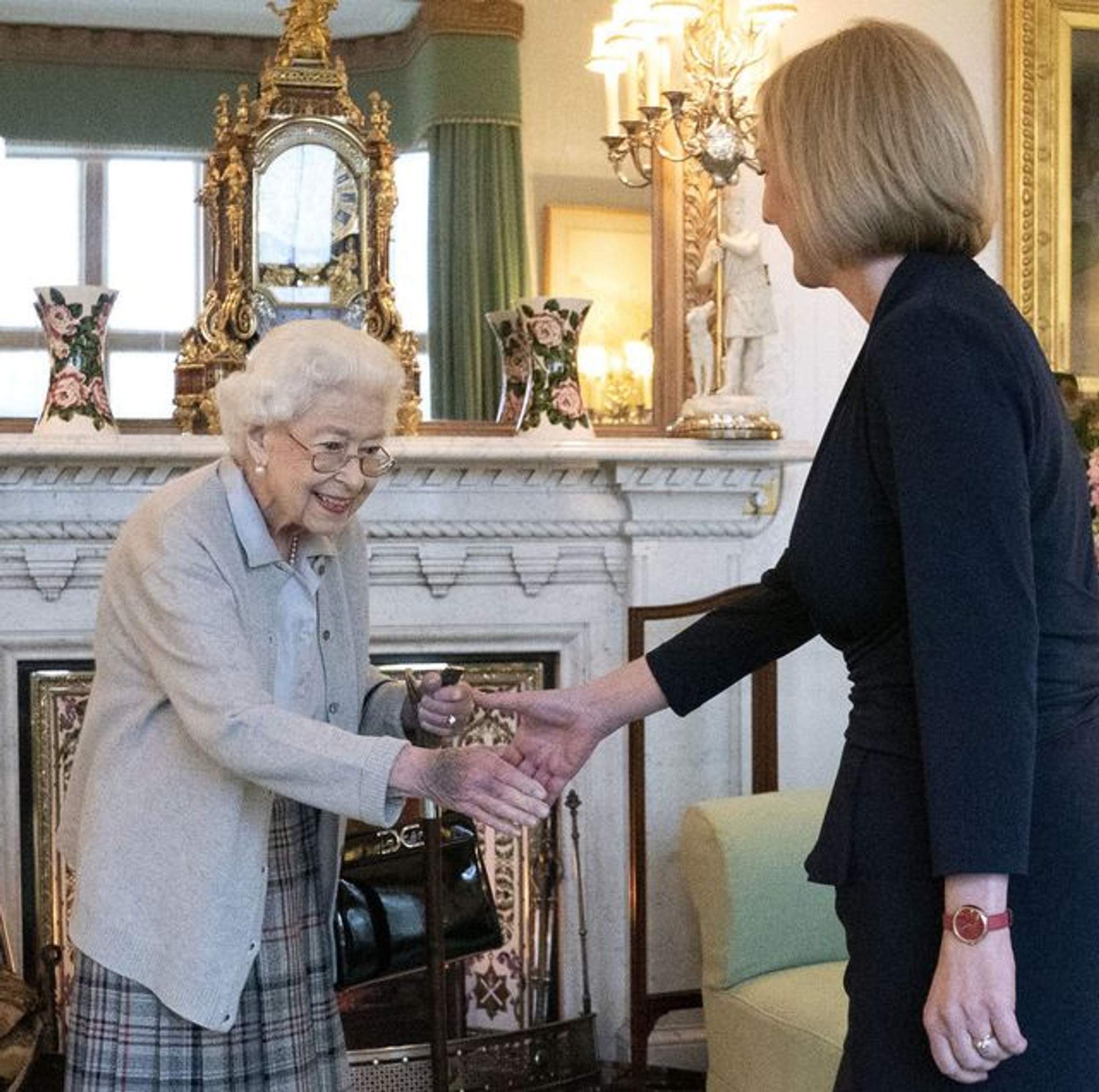 За два дня до своей смерти королева встретилась с Лиз Трасс: на фотографиях на тыльной стороне ладони Елизаветы заметен синяк
Фото: Getty