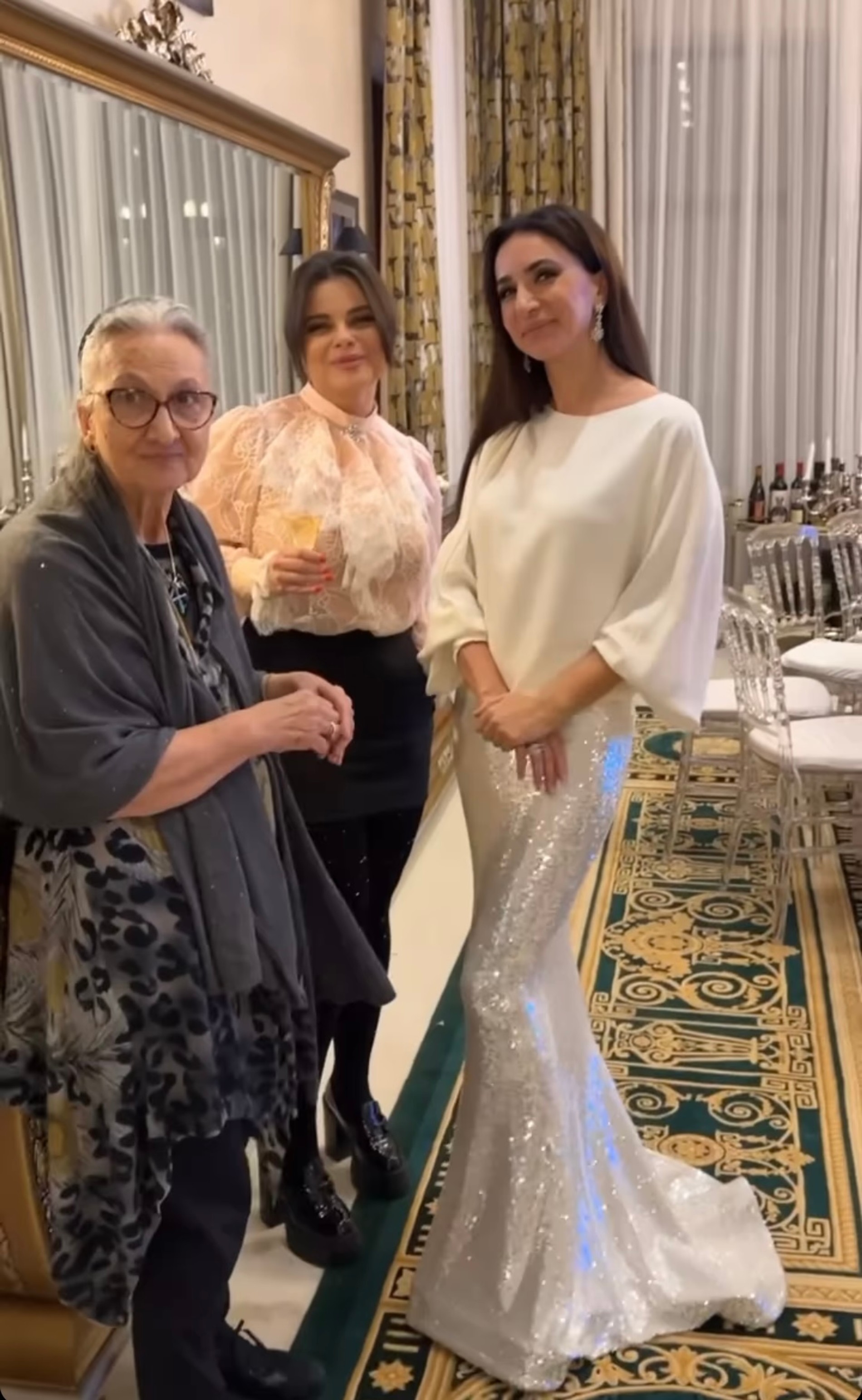 В центре – Наташа Королева, слева – Зара
Скриншот: Инстаграм (запрещен в РФ)