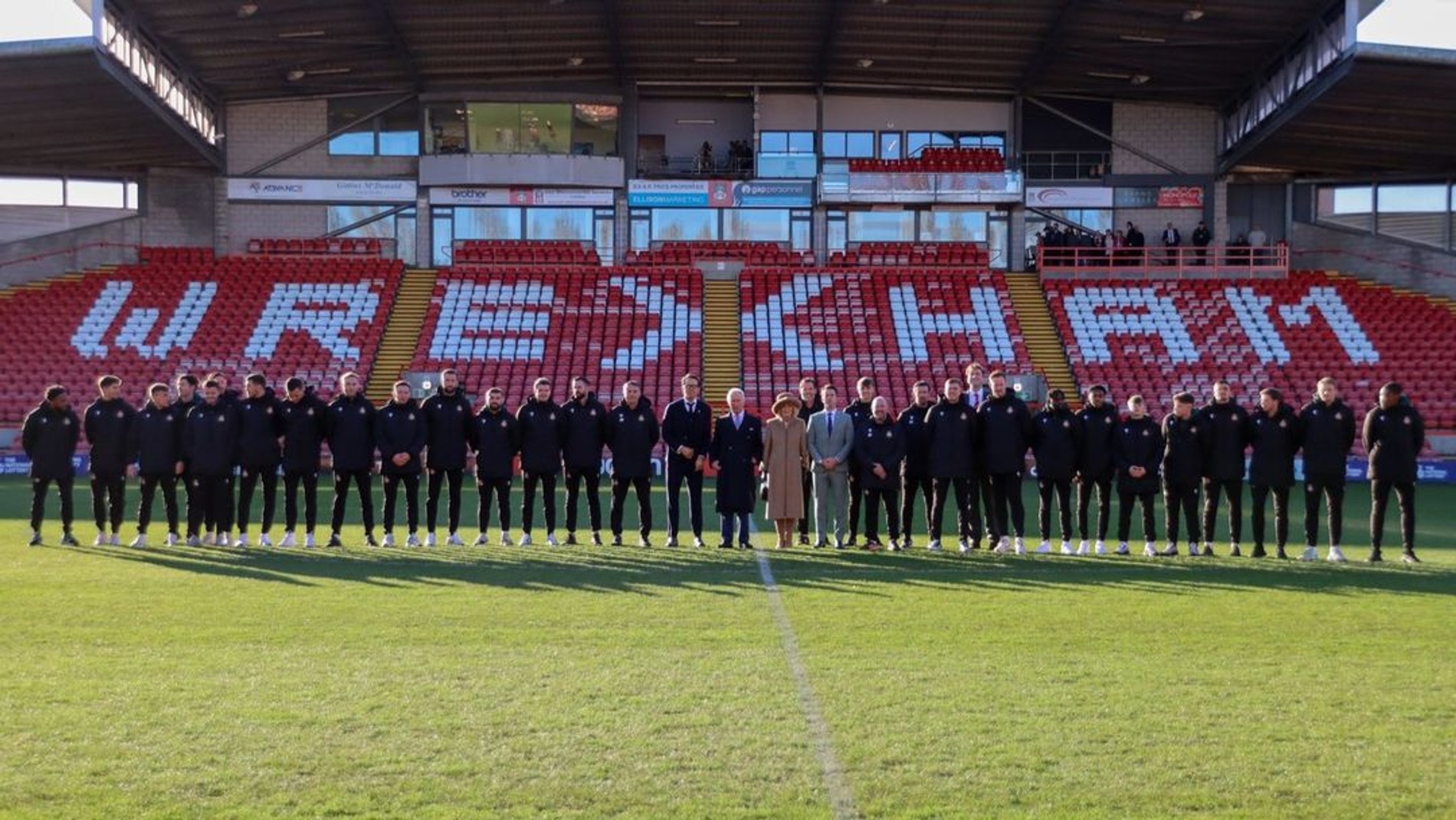 Райан Рейнольдс, Карл III, Камилла Паркер-Боулз, Роб МакЭлхенни и члены клуба «Рэксем»
Фото: Инстаграм (запрещен в РФ)