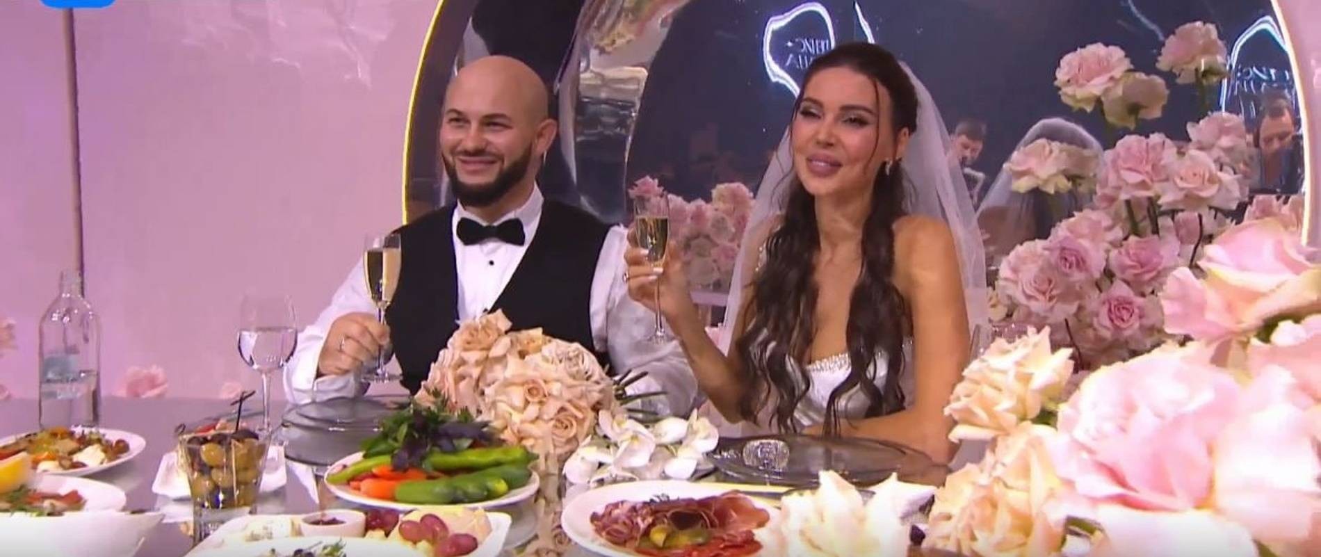 Стол молодых. Фото: трансляция во ВКонтакте