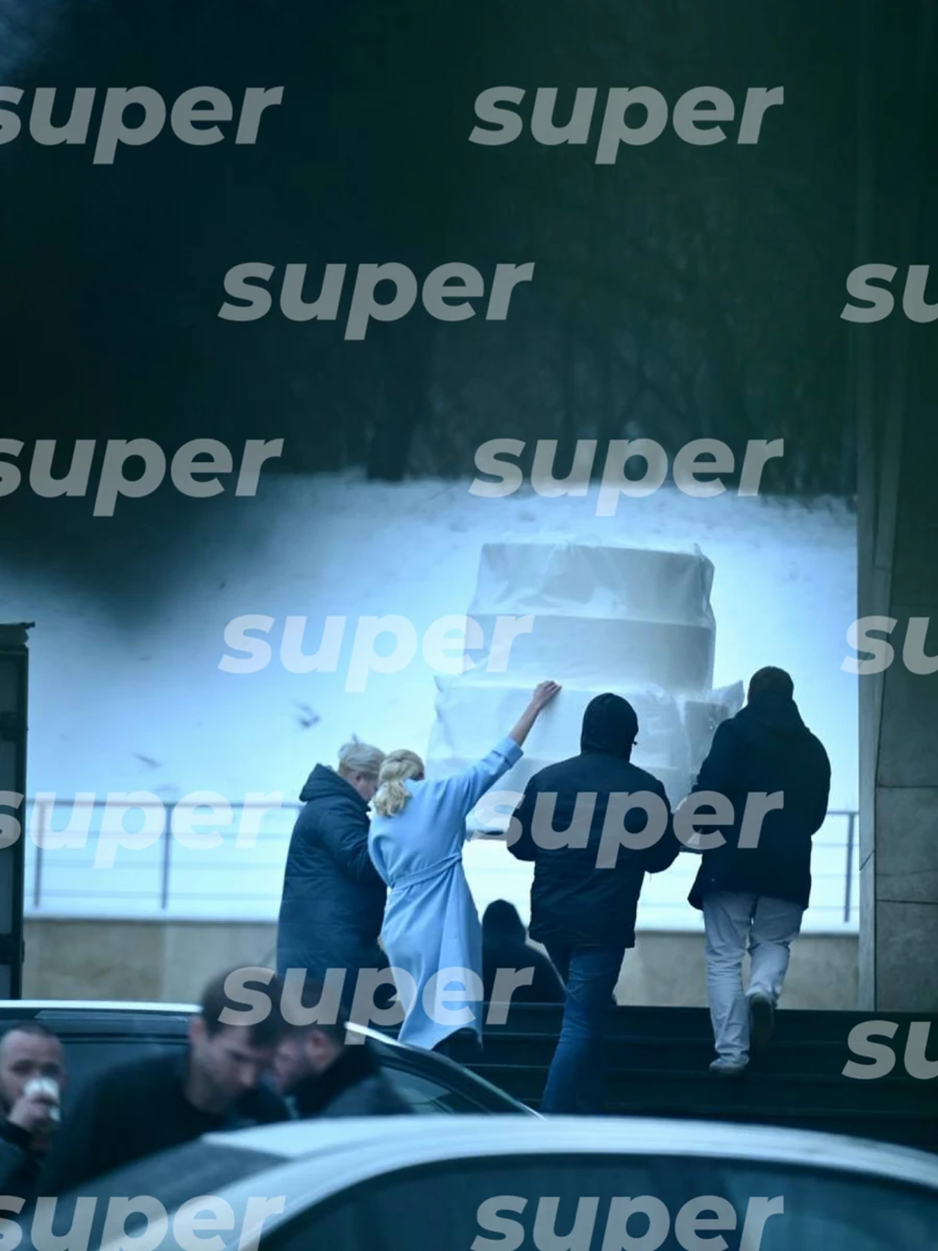 Муляж свадебного торта частями заносят в место проведения свадьбы Джигана и Оксаны Самойловой. Фото: Super