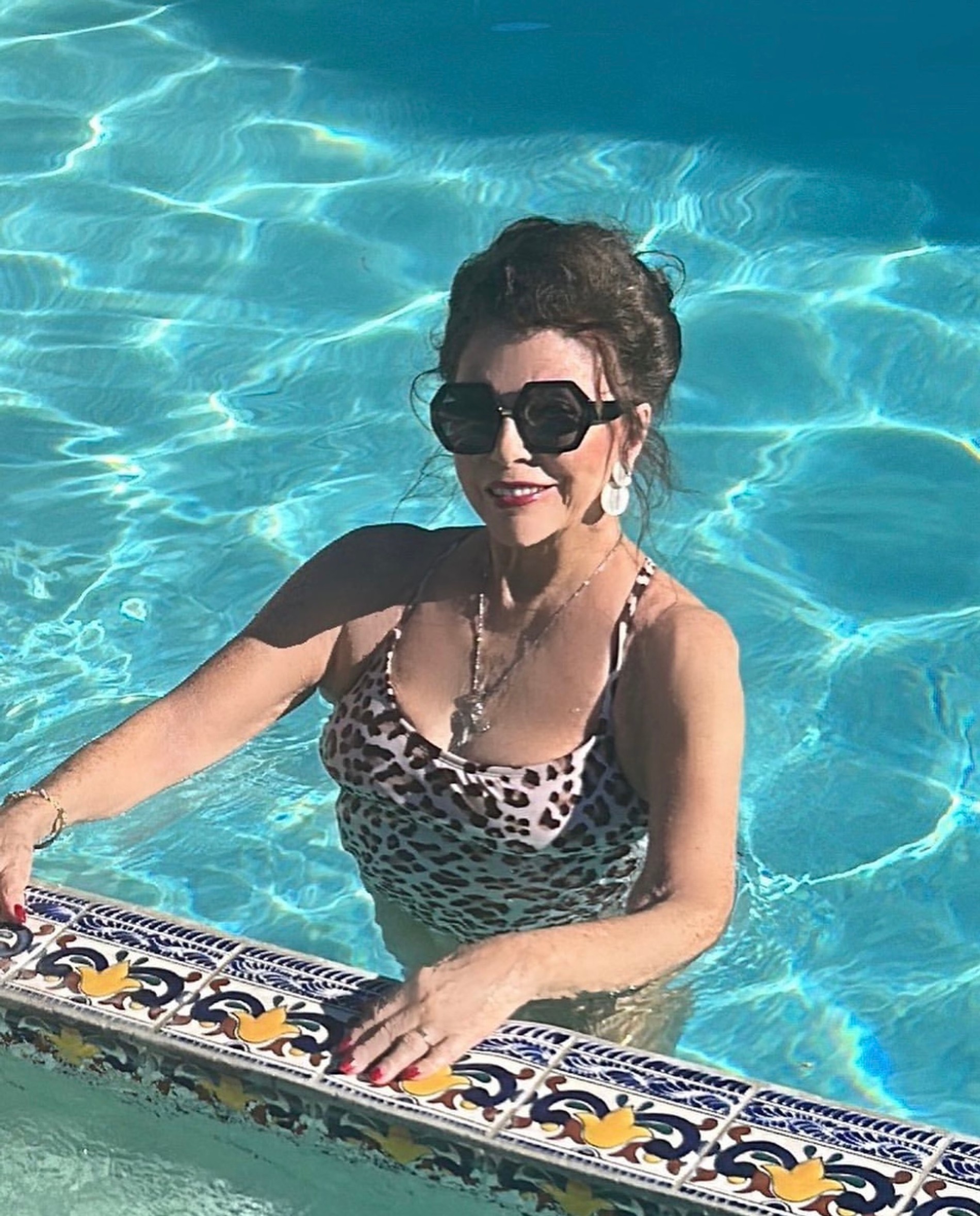 Джоан Коллинз празднует Рождество в бассейне
Фото: Инстаграм (запрещен в РФ)