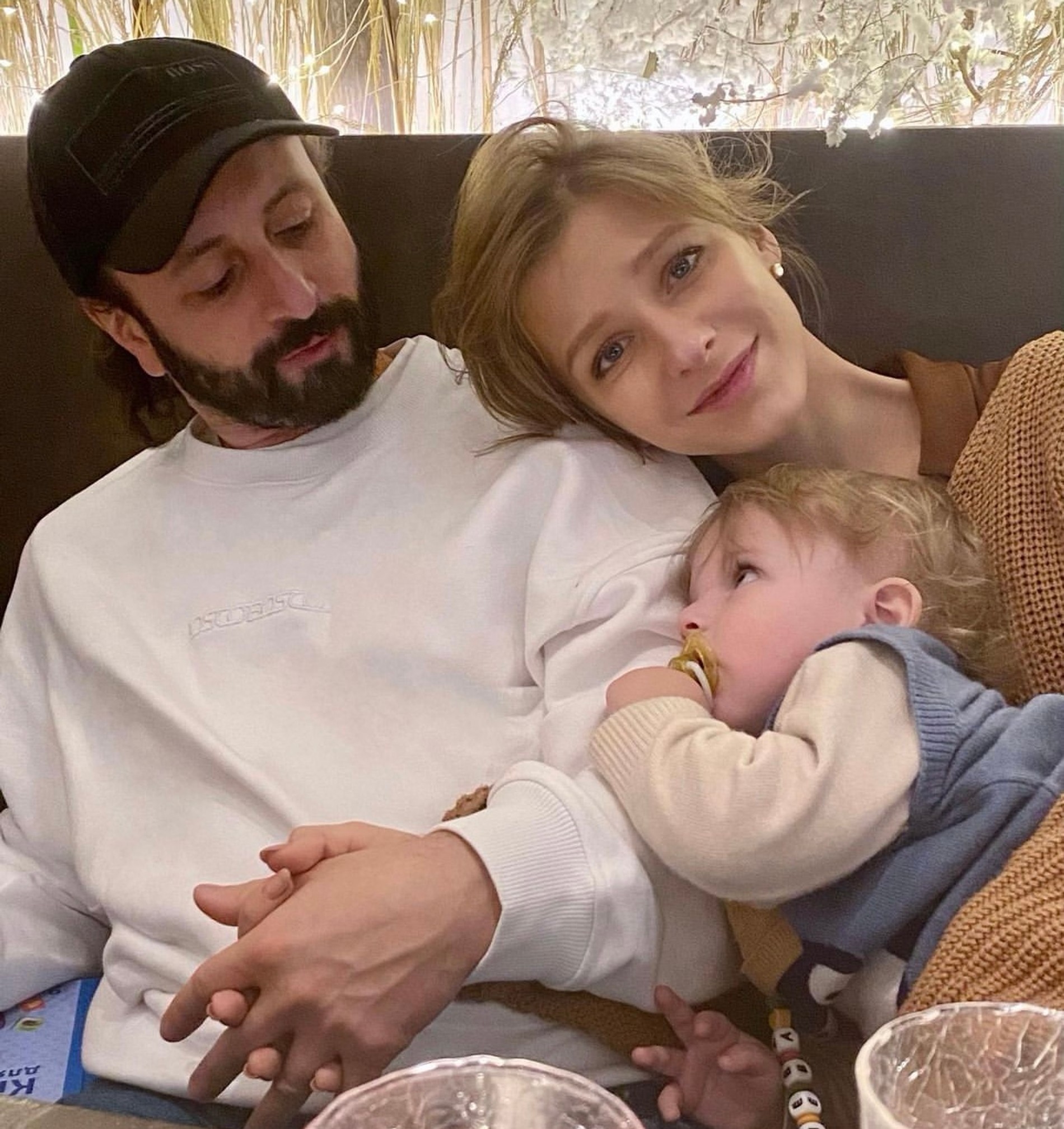 Лиза Арзамасова и Илья Авербух с сыном
Фото: Инстаграм (запрещен в РФ)