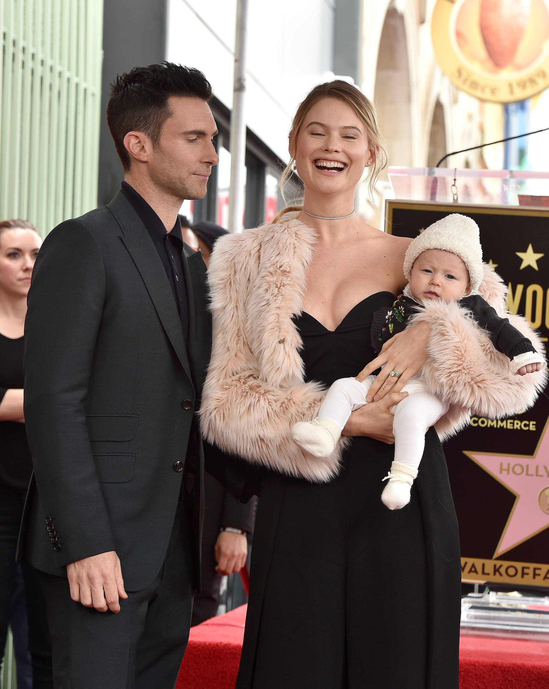 Адам Левин и Бехати Принслу с дочкой
Фото: Getty Images