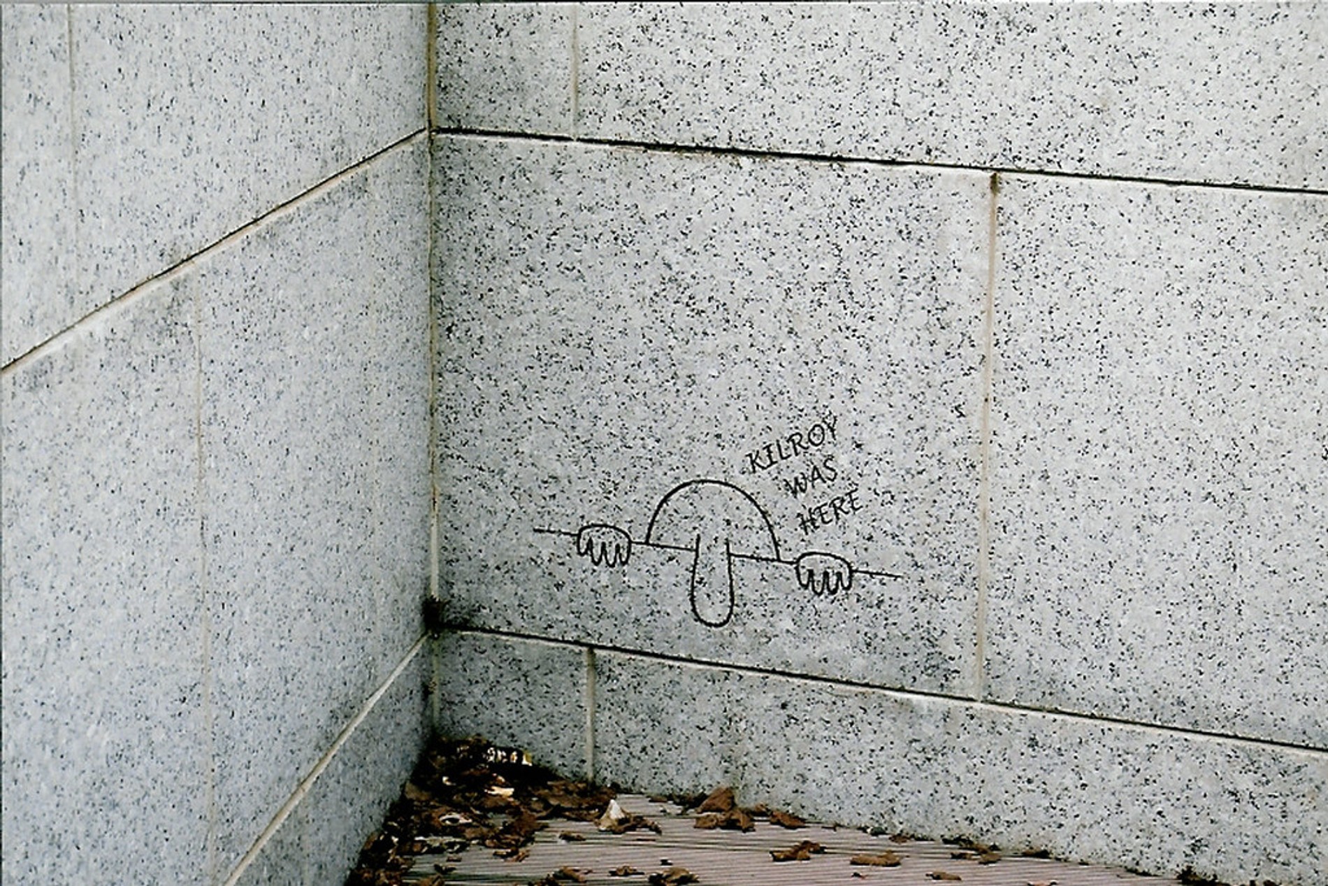 Граффити с Килроем на Национальном мемориале ветеранов Второй мировой войны в Вашингтоне, США. Источник: Ucumari / Flickr