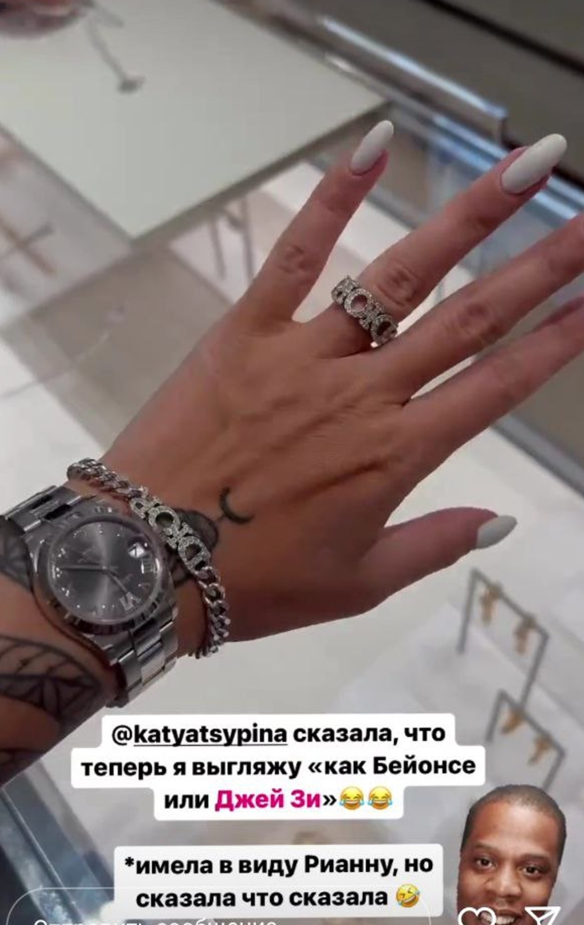 Рита Дакота в Сингапуре показывает подарки от бойфренда
Фото: Инстаграм (запрещен в РФ) Риты Дакоты